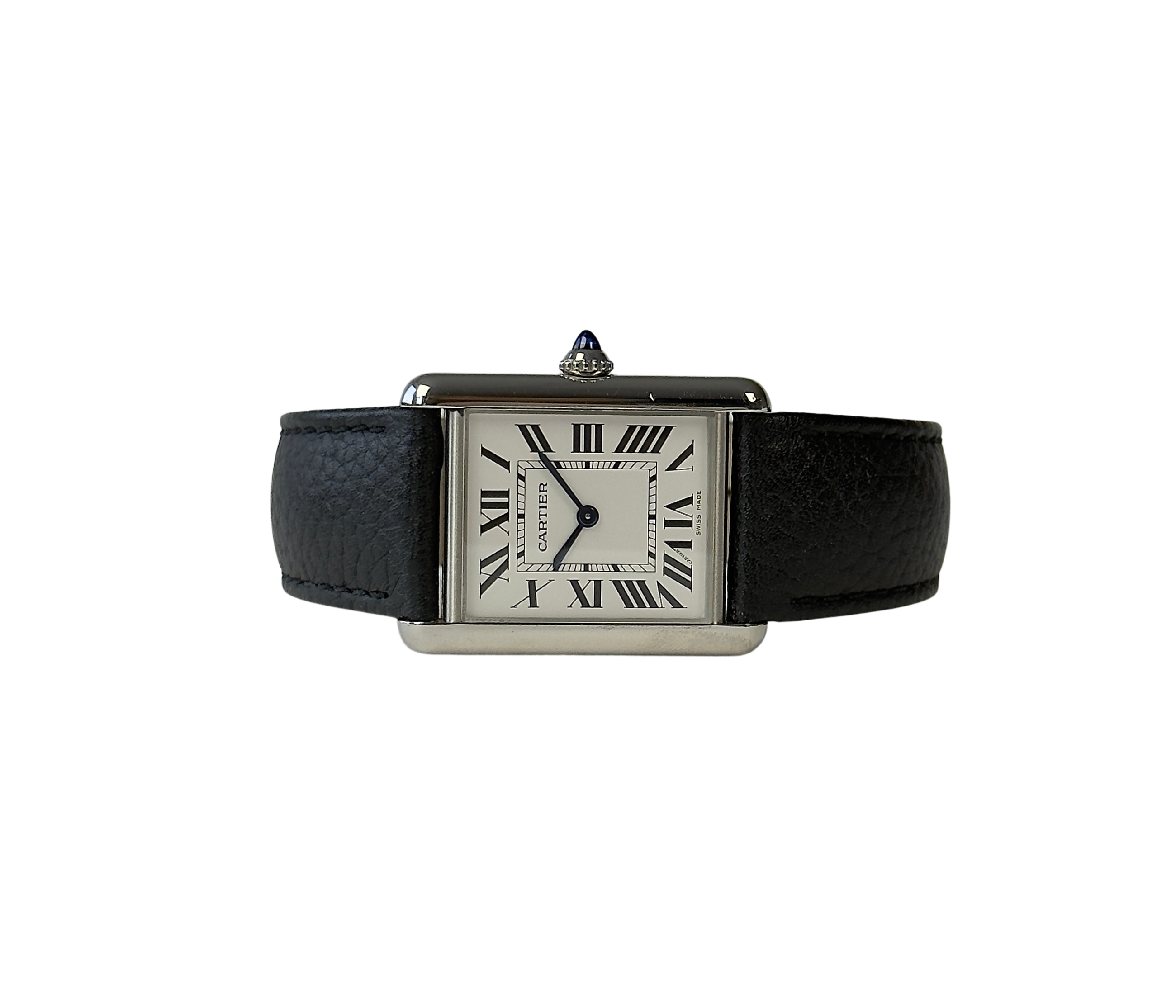 Cartier tank Must WSTA0041 (2023) i stål på en sort læderrem. Uret måler 25.5 x 33.7 mm. Fremstår i god stand med brugspor, 8.5/10. Kommer som fuldt sæt: bokse og certifikat.