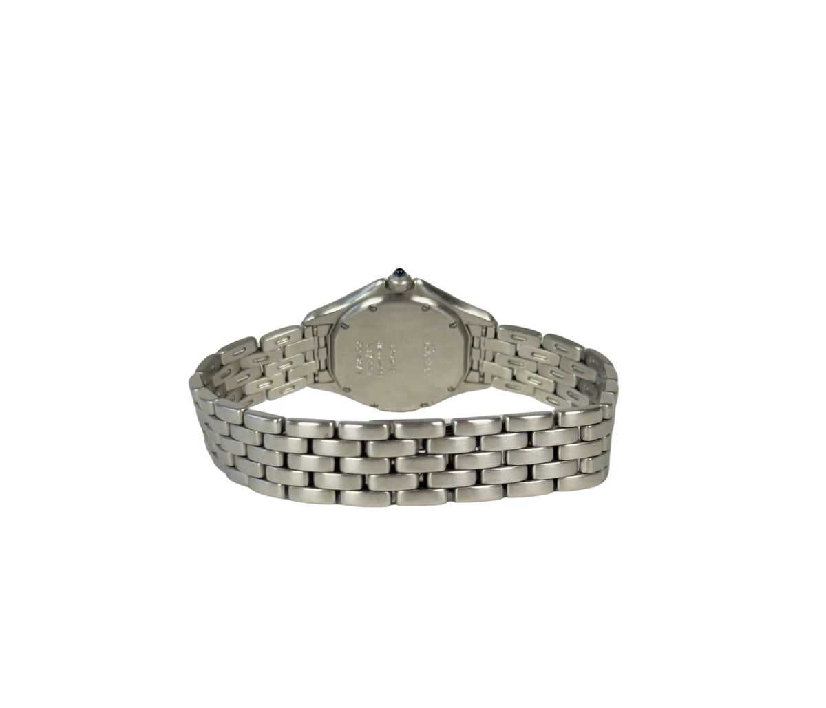 Cartier Cougar 987906 (1990'erne) i stål. Det måler 26mm x 34mm. Uret fremstår i god alm. stand, 8.5/10. Kommer uden tilbehør.
