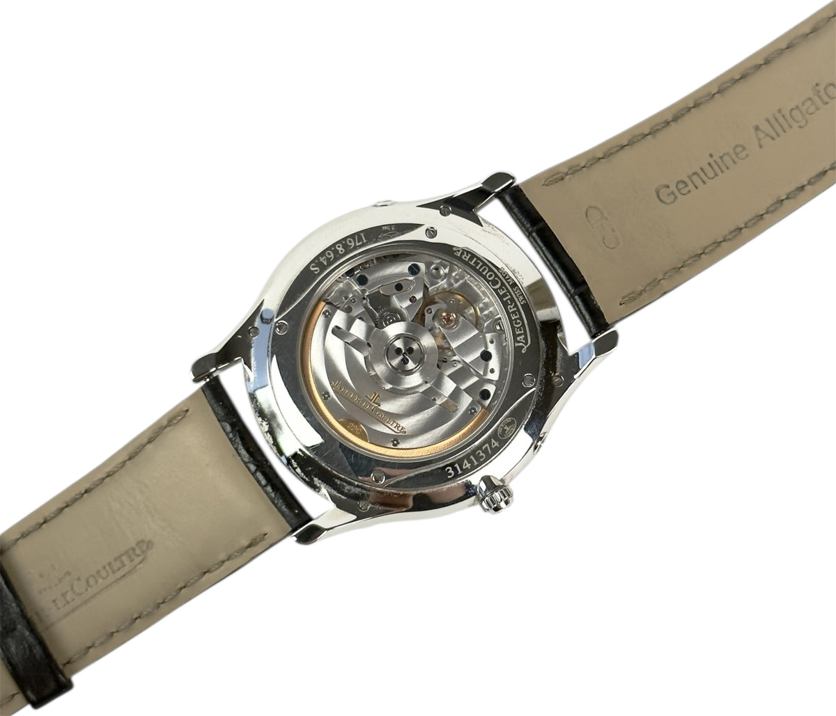 Jaeger LeCoultre Master Ultra Thin Moon ref. 176.8.64.S (2015) i stål med sort skive på læderrem. Uret fremstår i god stand. Kommer som komplet sæt: Bokse, certifikat, manual, org. købskvittering og stillepind.