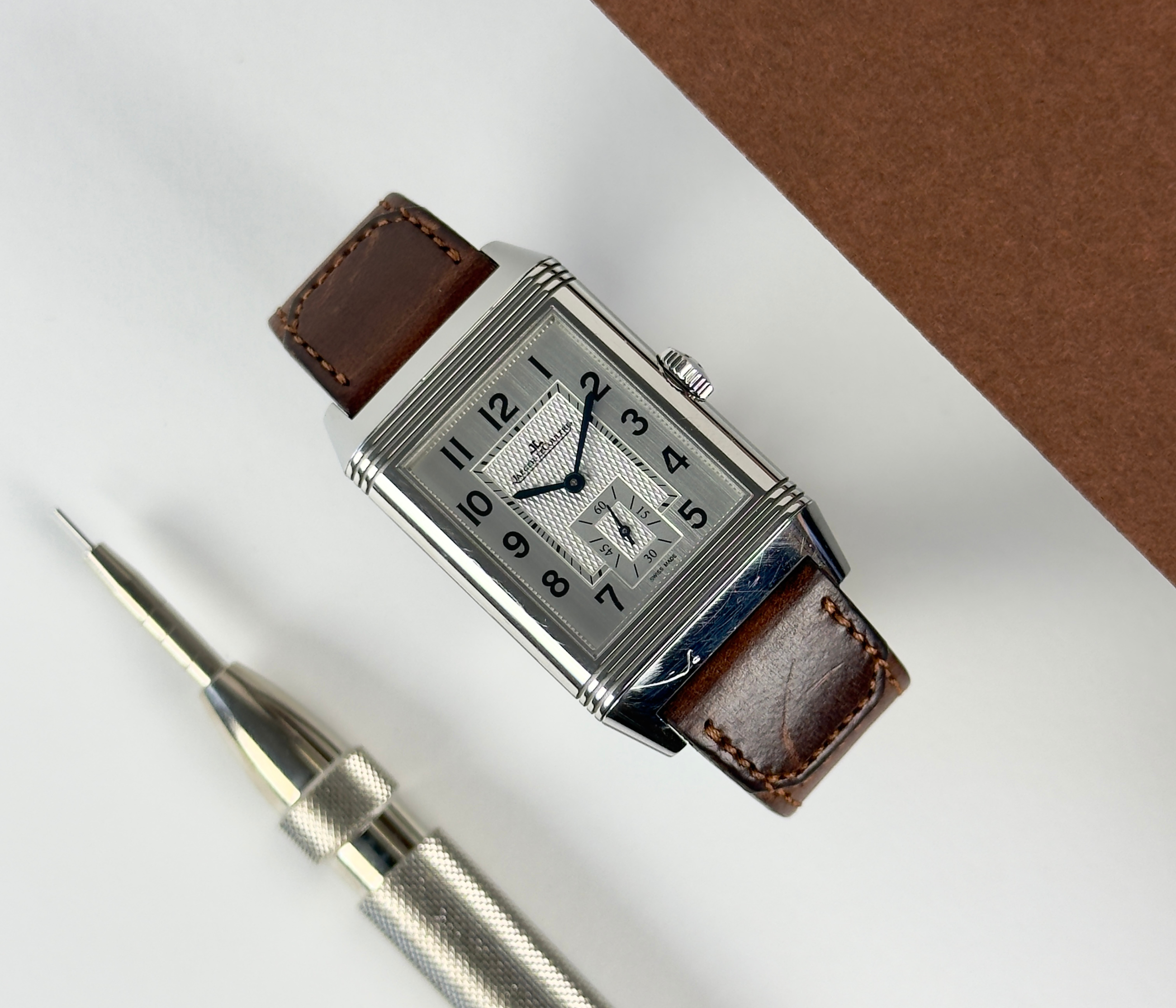 Jaeger LeCoultre Reverso Large Duoface Small Second Q3848422 (2022) i stål med to skiver til to tidszoner medClous de Paris guilloché.Uret fremstår i god stand med brugsspor. Kommer med bokse, certifikat, manualer.