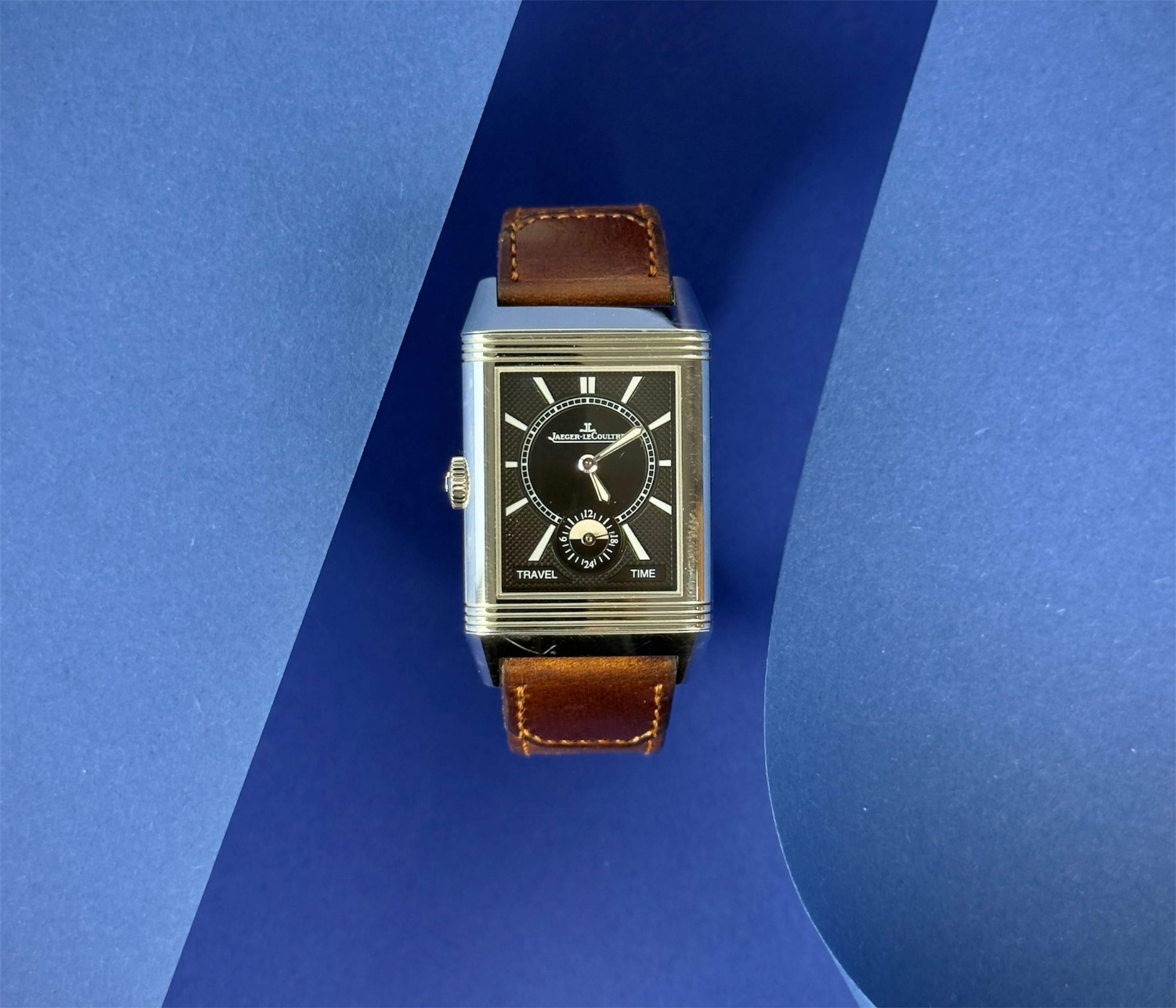 Jaeger LeCoultre Reverso Large Duoface Small Second Q3848422 (2022) i stål med to skiver til to tidszoner medClous de Paris guilloché.Uret fremstår i god stand med brugsspor. Kommer med bokse, certifikat, manualer.