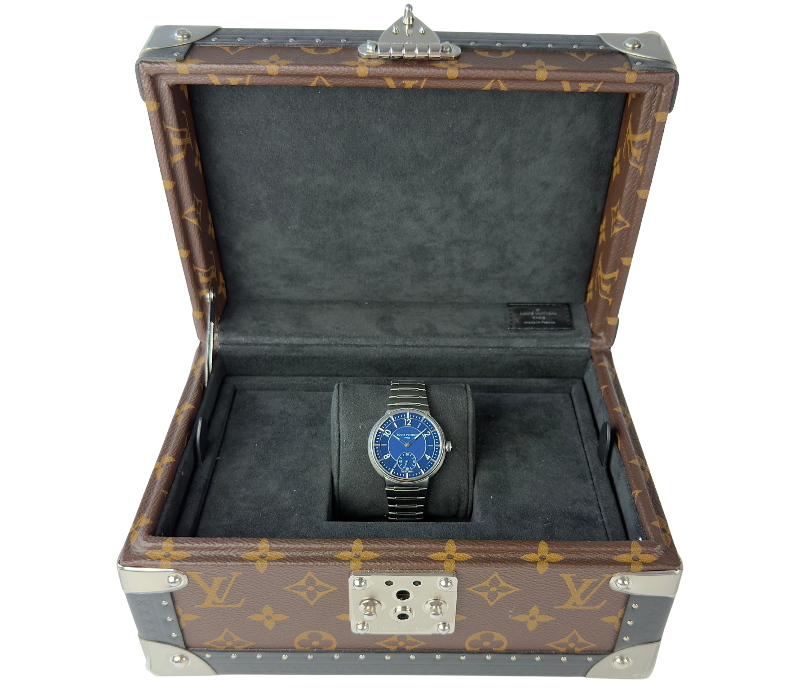 Louis Vuitton Tambour W1ST20 (2024) i 904L stål med butterflylås. Uret er udstyret med et in-houseværk med 72 timer gangreserve og mikrorotor i 22 kt. rosaguld. Flot blå skive i to nuancer med arabiske tal- og visere i hvidguld.
Uret fremstår i flot stand, 9/10. Kommer som fuldt sæt: Louis Vuitton kasse og certifikat.