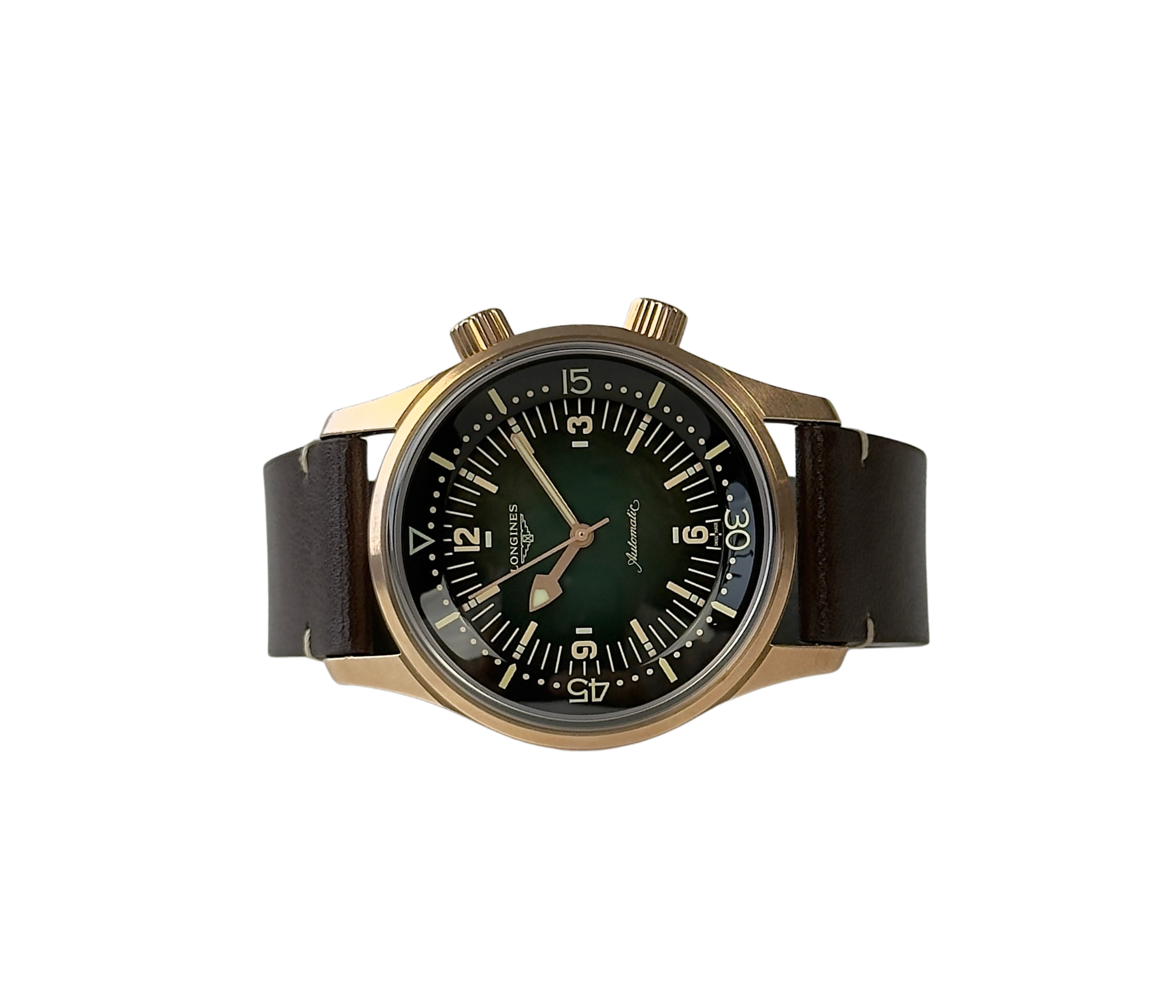 Longines Legend Diver L37741502 (2023) i bronze med grøn skive på en brun læderrem. Uret fremstår i god stand med et tryk på den ene side af kassen. Kommer som fuldt sæt: Bokse, certifikat, manualer, lænkeværktøj samt tre ekstra remme.
