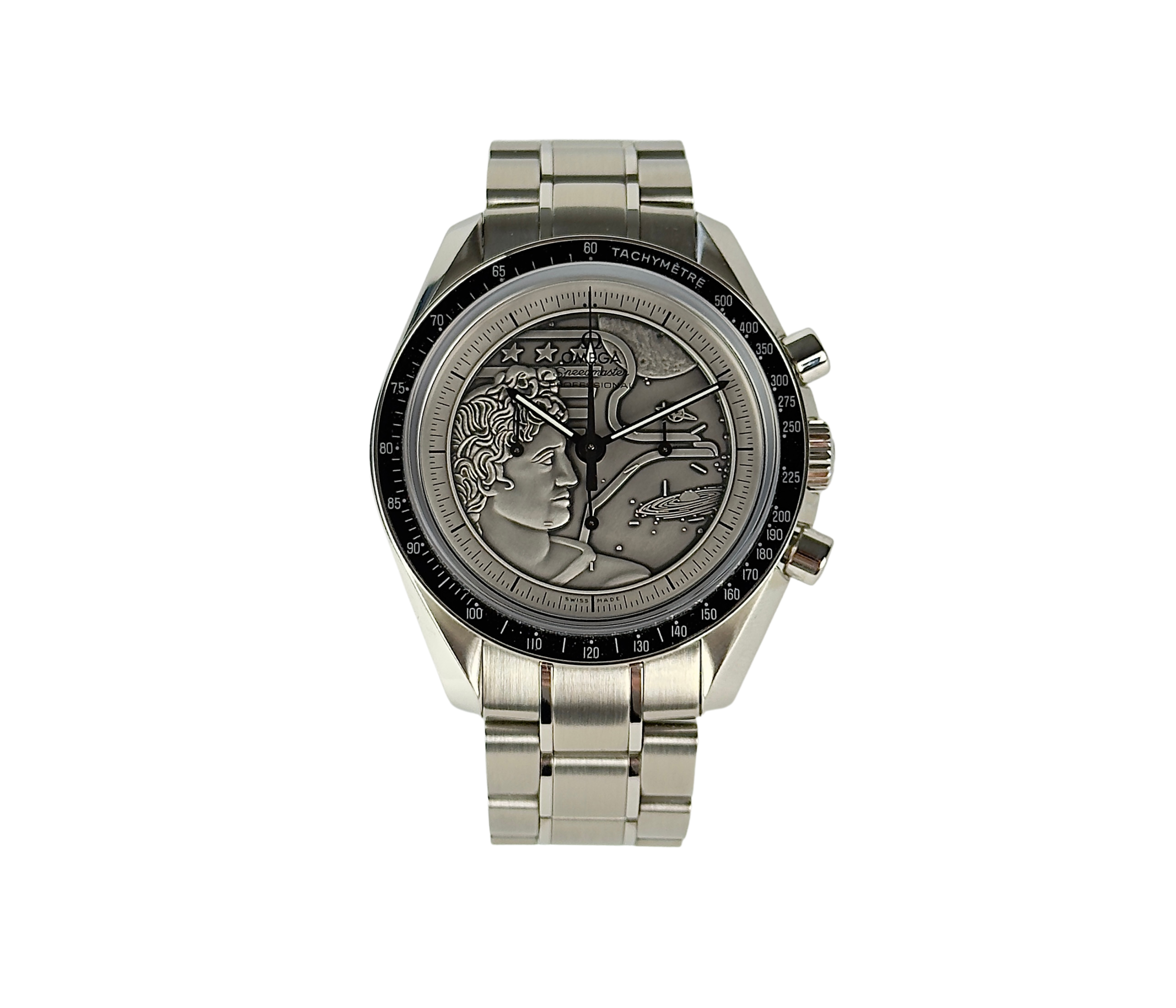 Omega Speedmaster Apollo 17 311.30.42.30.99.002 (2018) Last man on the Moon.
40th Anniversary Edition er en limited edition-model, der er produceret i et begrænset oplag på blot 1.972 eksemplarer.
Uret fremstår i rigtig flot stand med få brugsspor, 9/10.
Kommer med bokse, certifikater, hangtag og tre ekstra led.