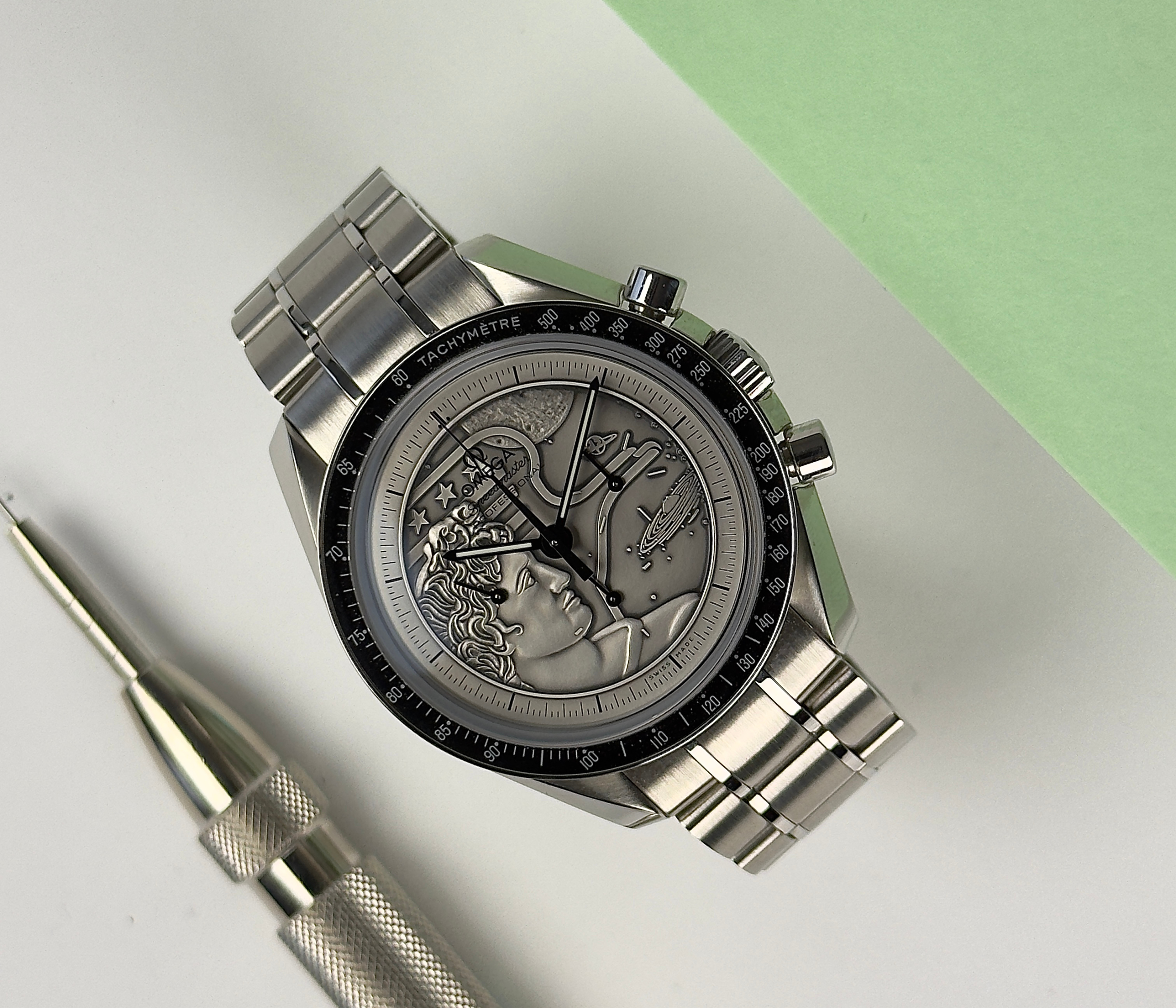 Omega Speedmaster Apollo 17 311.30.42.30.99.002 (2018) Last man on the Moon.
40th Anniversary Edition er en limited edition-model, der er produceret i et begrænset oplag på blot 1.972 eksemplarer.
Uret fremstår i rigtig flot stand med få brugsspor, 9/10.
Kommer med bokse, certifikater, hangtag og tre ekstra led.