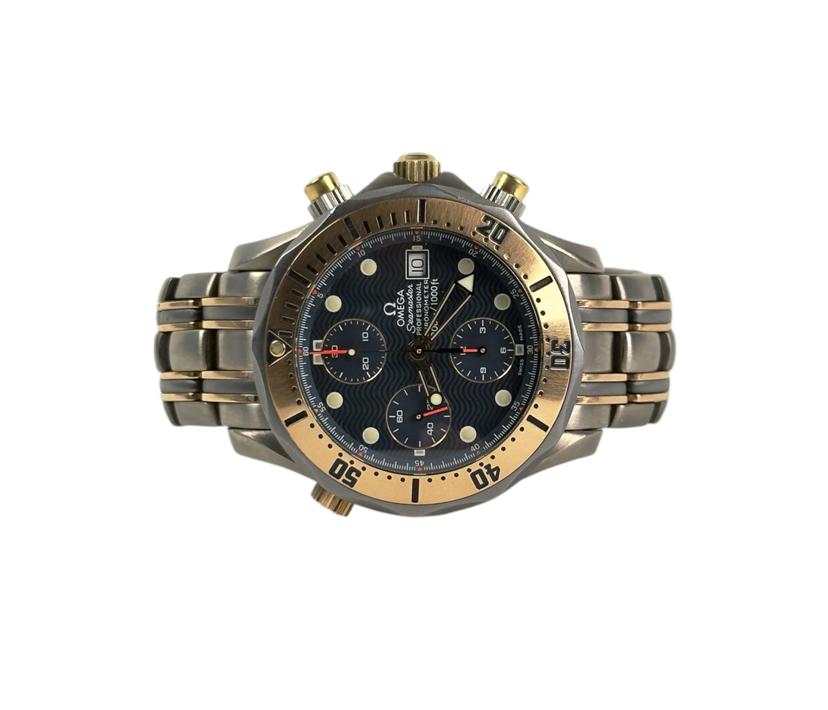 Omega Seamaster Chronograph 2596.80.00 (1990'erne) udført i titanium, rødguld og tungsten. Uret fremstår i alm. stand med brugsspor. Kommer med bokse, certifikat og manual. Uret er serviceret i 2025.
