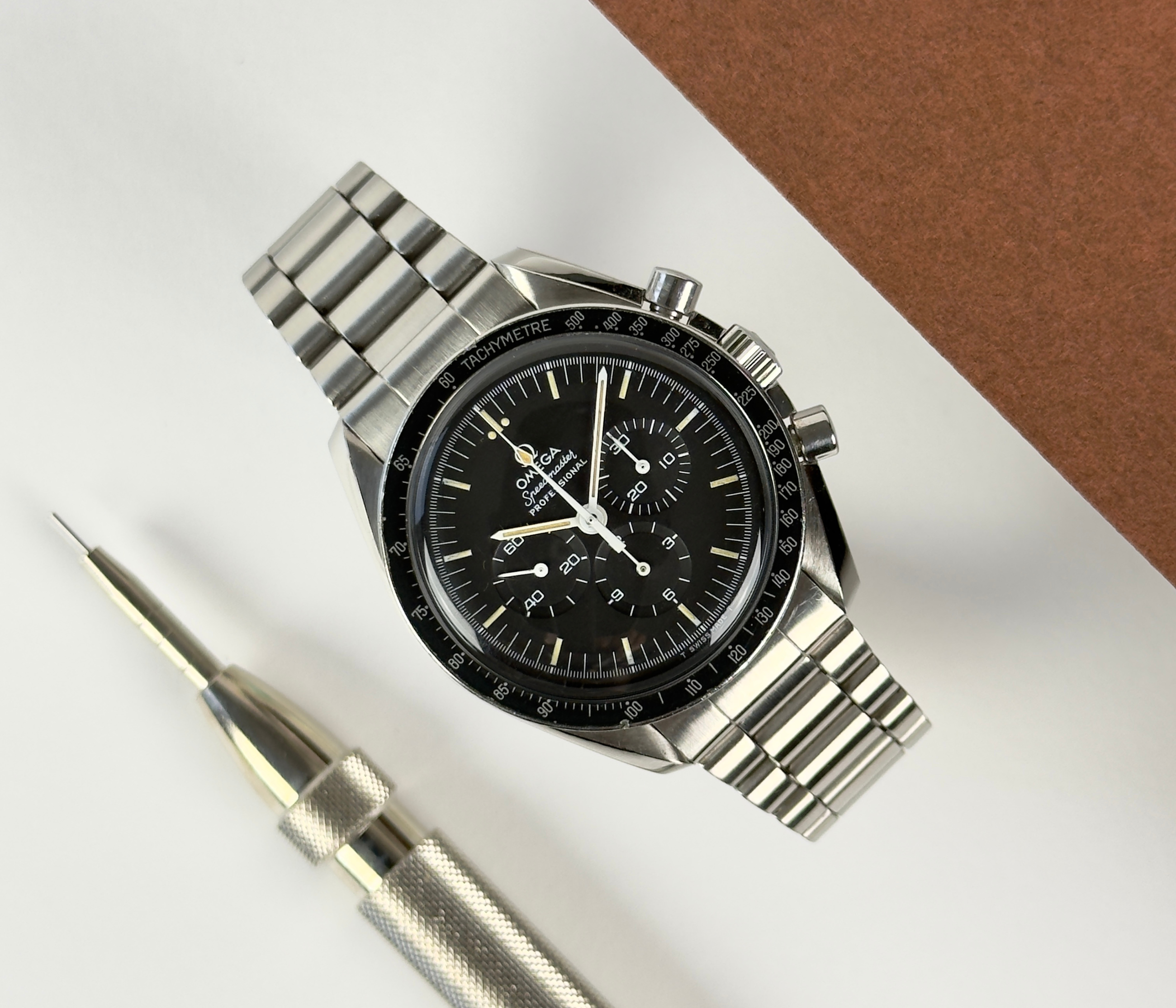 Omega Speedmaster 145.022-74 (1970) i stål med plexiglas. Fremstår i super flot stand, 9/10. Uret kommer uden tilbehør.