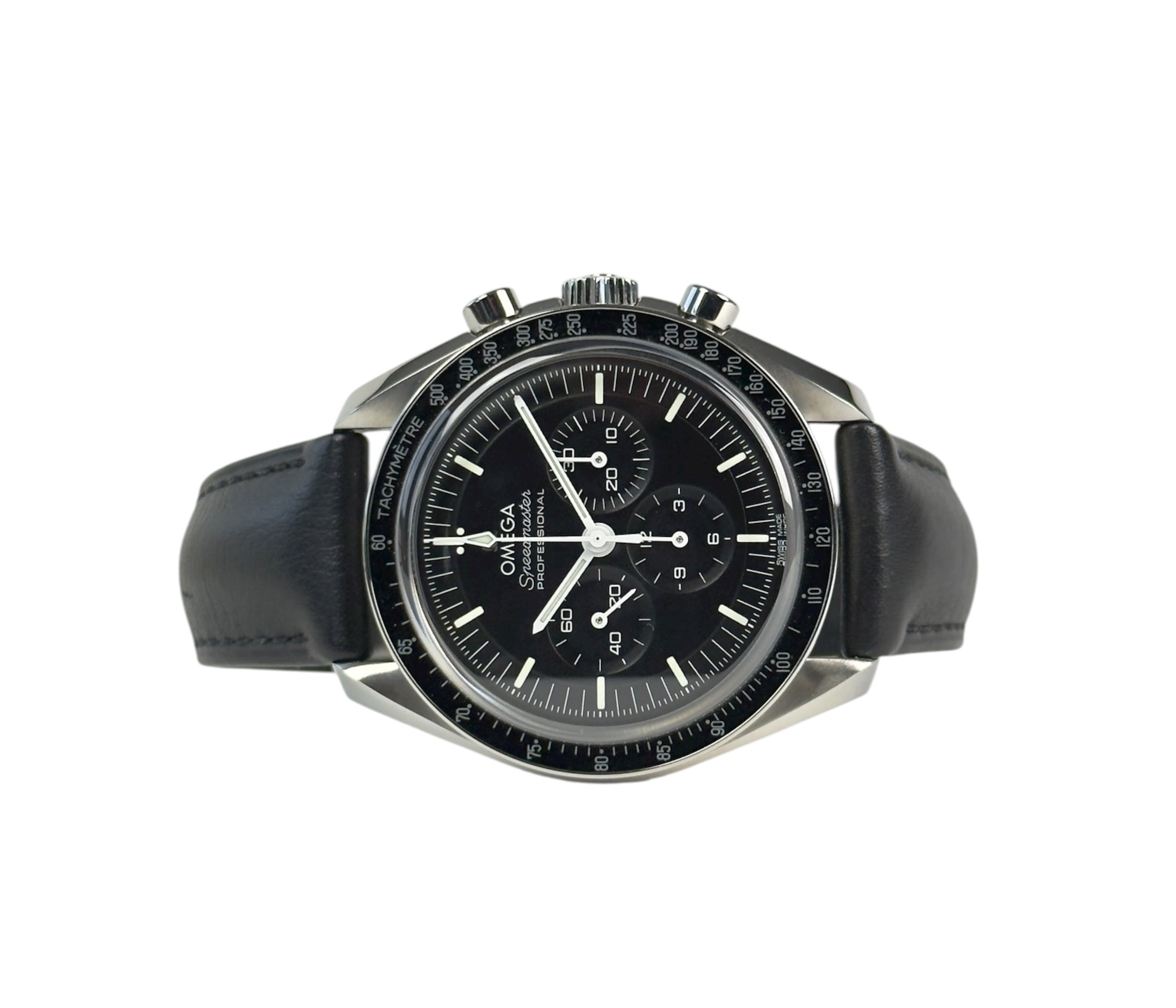 Omega Speedmaster Professional Moonwatch 310.32.42.50.01.002 fra 2021 i stål på sort læderrem. I rigtig god stand med få brugspor. Kommer som fuldt sæt.