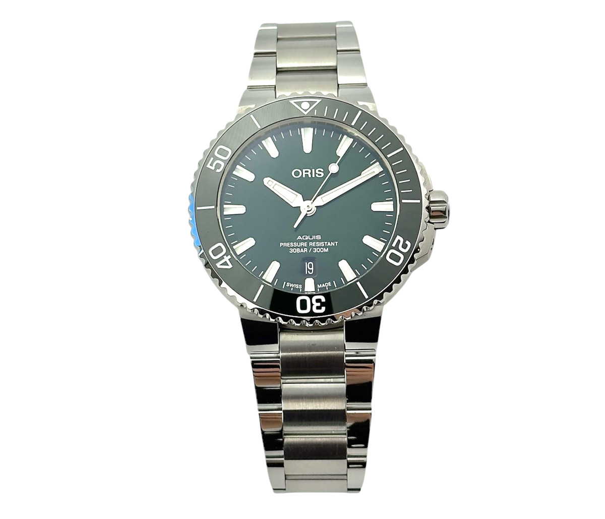 Oris Aquis ref. 01 733 7766 4157 i stål med grøn skive stående frontvisning i ny stand