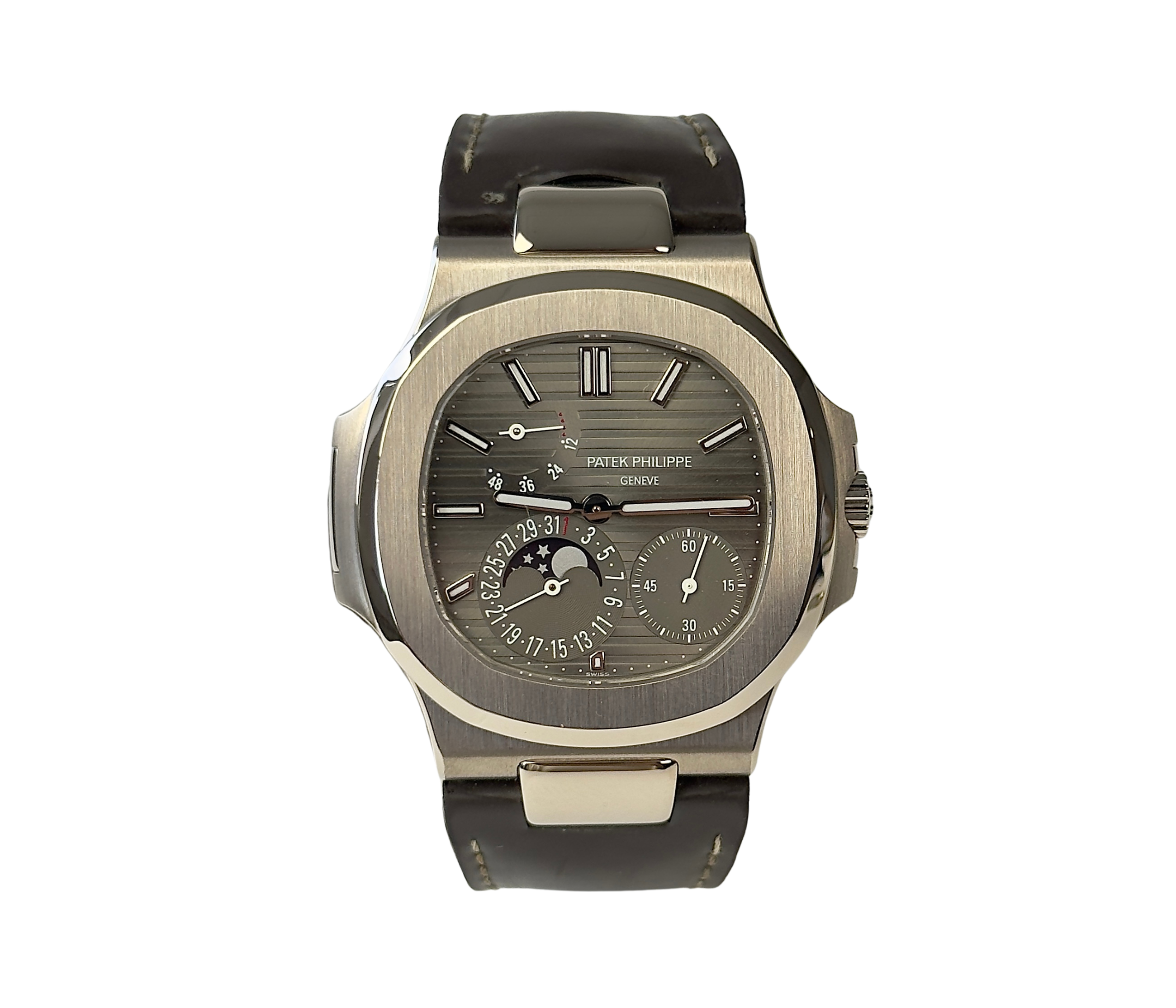 Patek Philippe Nautilus 5712G (2007) i hvidguld på læderrem. Uret fremstår i flot stand, 9/10, og er nyserviceret af Patek Philippe. Kommer som fuldt sæt: Bokse, Certifikat (Extract og archives), manualer og servicestickers.
Der medfølger to ekstra Patek Philippe-remme, det ene er ubrugt.