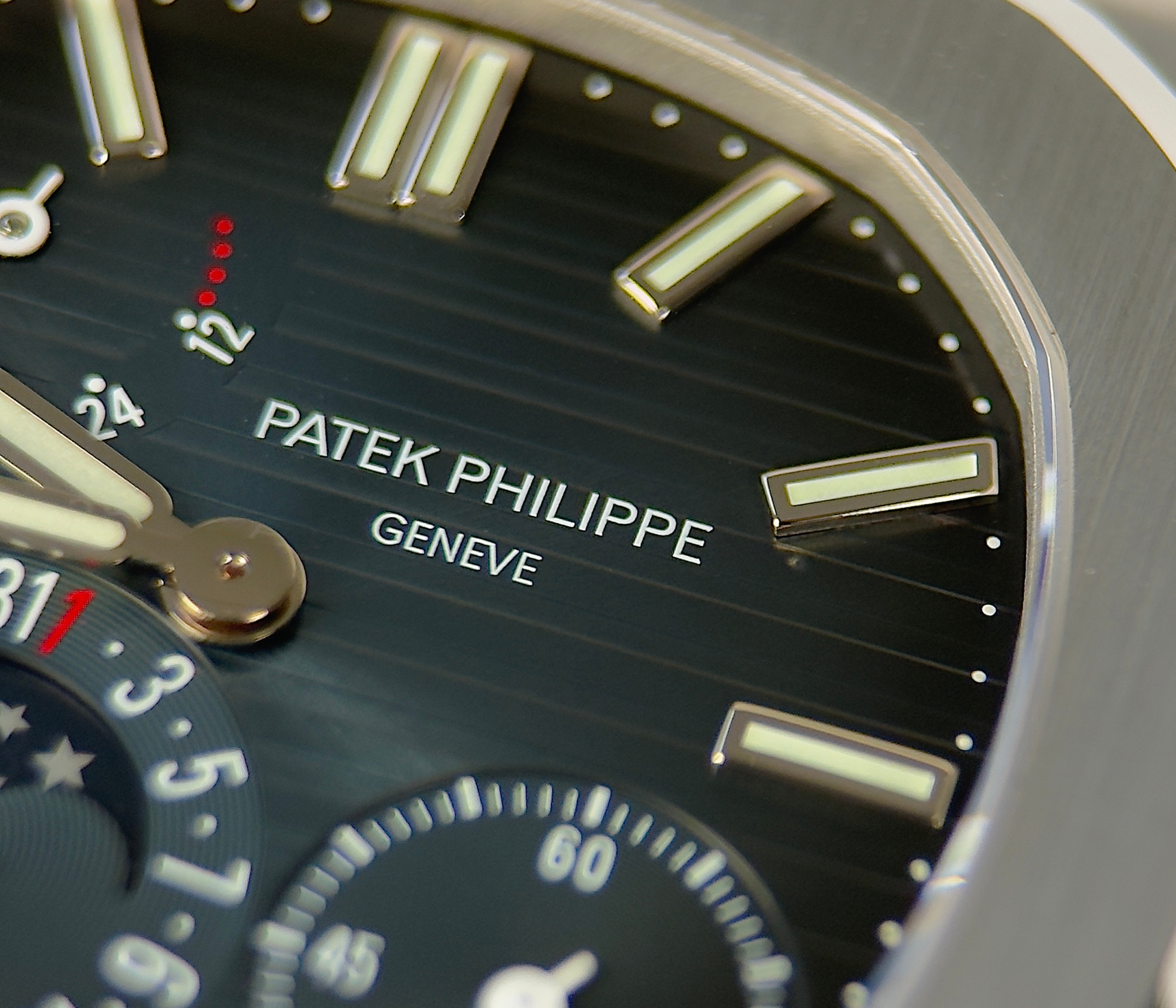 Patek Philippe Nautilus Moon Phase ref. 5712 (2018) i stål. Eftertragtet og smukt Nautilus med blå skive, månefase, small second, gangreserve samt automatisk mikrorotorværk.
Uret er i utrolig flot stand, 9.5/10.
Kommer som fuldt sæt: Bokse, certifikat, manualer, stillepind mv.