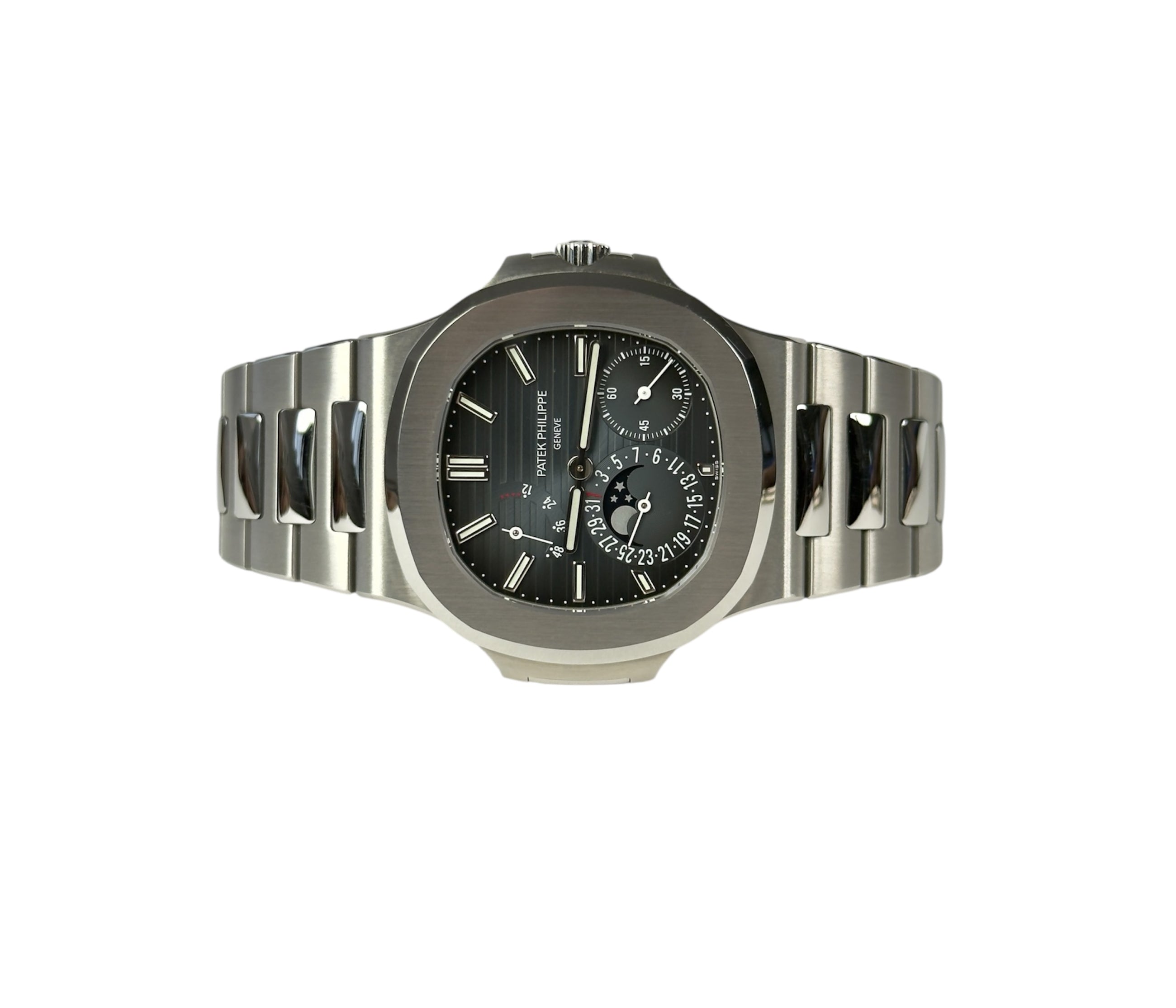 Patek Philippe Nautilus Moon Phase ref. 5712 (2018) i stål. Eftertragtet og smukt Nautilus med blå skive, månefase, small second, gangreserve samt automatisk mikrorotorværk.
Uret er i utrolig flot stand, 9.5/10.
Kommer som fuldt sæt: Bokse, certifikat, manualer, stillepind mv.