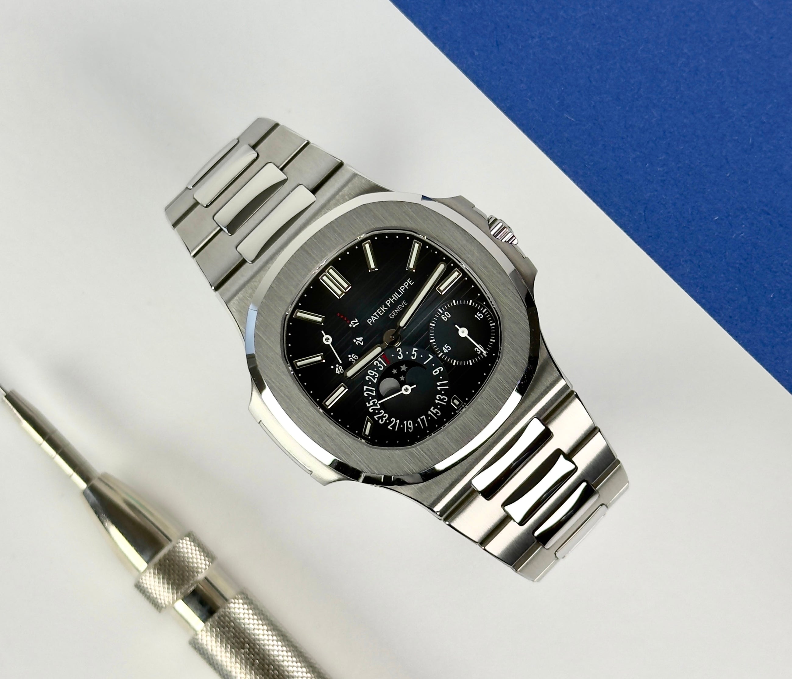 Patek Philippe Nautilus Moon Phase ref. 5712 (2018) i stål. Eftertragtet og smukt Nautilus med blå skive, månefase, small second, gangreserve samt automatisk mikrorotorværk.
Uret er i utrolig flot stand, 9.5/10.
Kommer som fuldt sæt: Bokse, certifikat, manualer, stillepind mv.