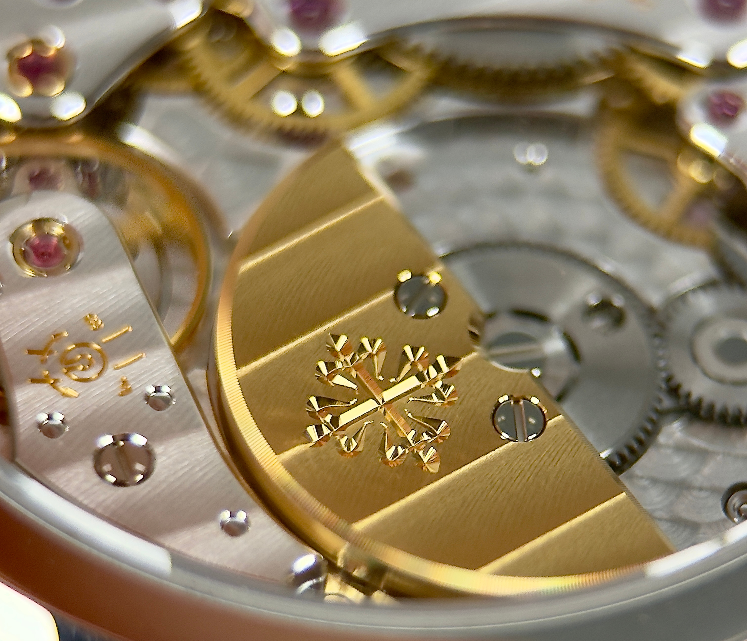 Patek Philippe Nautilus Moon Phase ref. 5712 (2018) i stål. Eftertragtet og smukt Nautilus med blå skive, månefase, small second, gangreserve samt automatisk mikrorotorværk.
Uret er i utrolig flot stand, 9.5/10.
Kommer som fuldt sæt: Bokse, certifikat, manualer, stillepind mv.