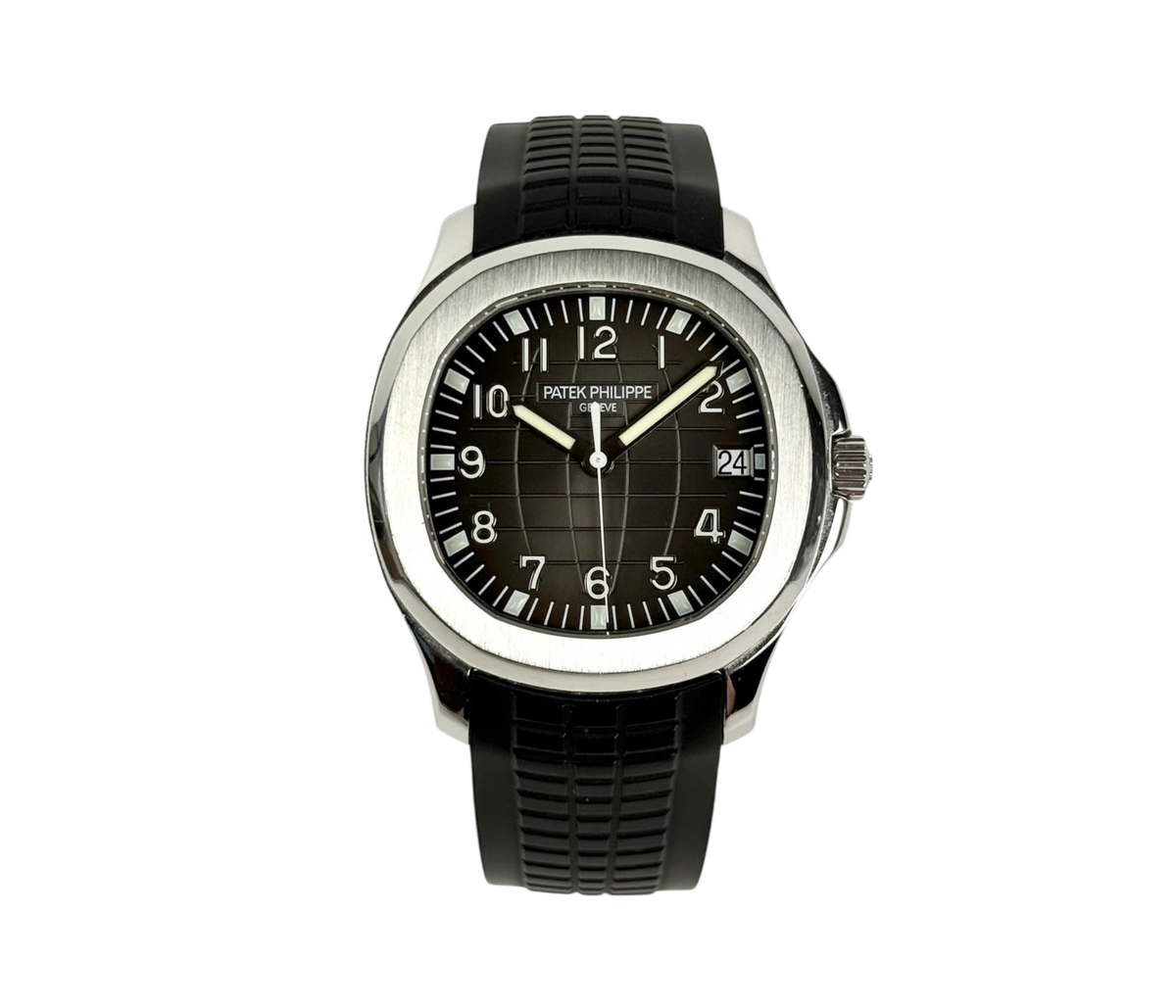 Patek Philippe Aquanaut 5167A (2009) i stål på gummirem. Kommer med original stållænke. Uret er i god stand med alm. brugsspor. Kommer som komplet sæt: bokse, certifikat, hangtag, stållænke og kvittering.