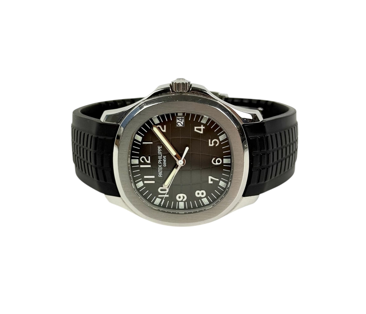 Patek Philippe Aquanaut 5167A (2009) i stål på gummirem. Kommer med original stållænke. Uret er i god stand med alm. brugsspor. Kommer som komplet sæt: bokse, certifikat, hangtag, stållænke og kvittering.