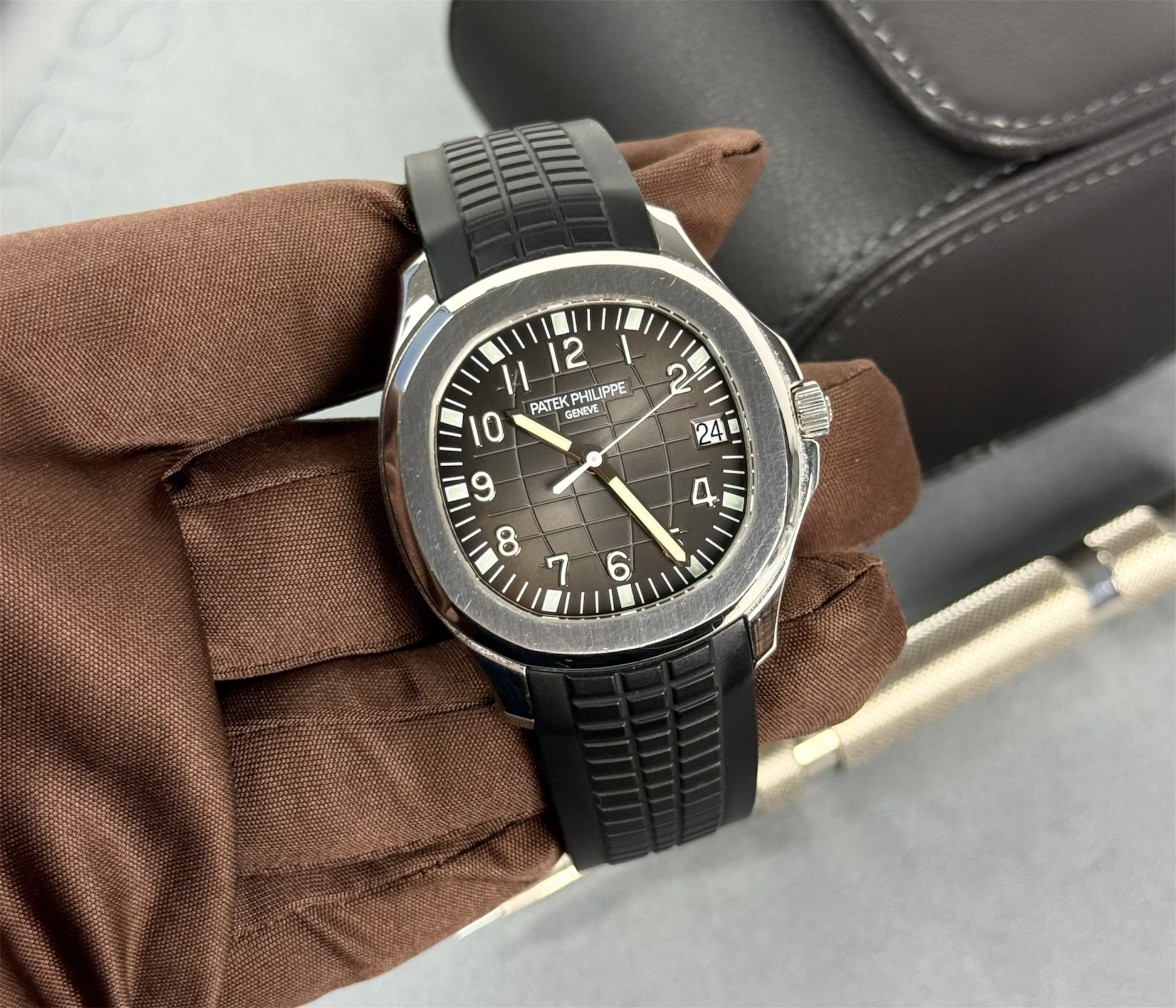 Patek Philippe Aquanaut 5167A (2009) i stål på gummirem. Kommer med original stållænke. Uret er i god stand med alm. brugsspor. Kommer som komplet sæt: bokse, certifikat, hangtag, stållænke og kvittering.