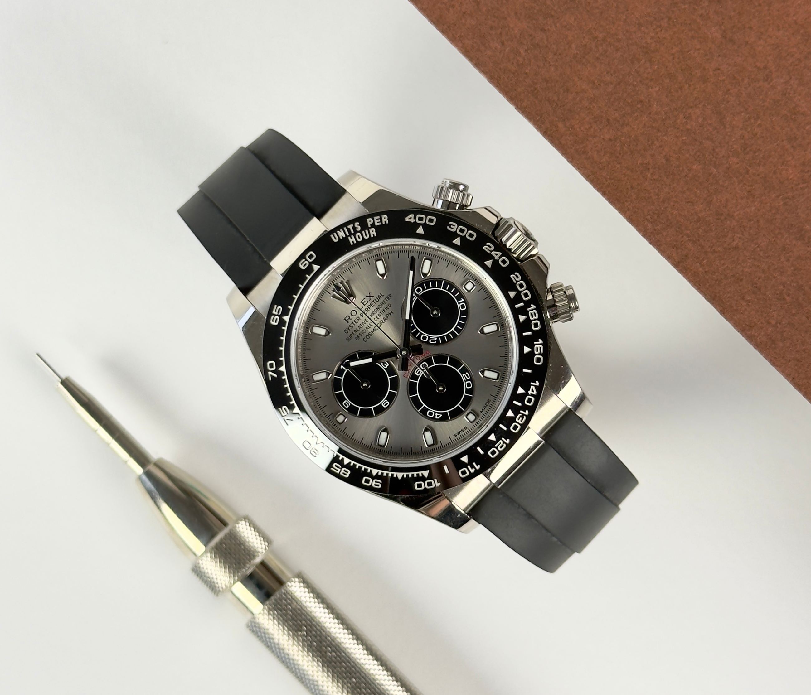 Rolex Daytona 116519LN "Ghost" (2017) på Oysterflex-rem. Uret er i god stand med alm. brugsspor. Kommer som fuldt sæt: Bokse, omslag, certifikat, manualer samt hangtag og whitetag.