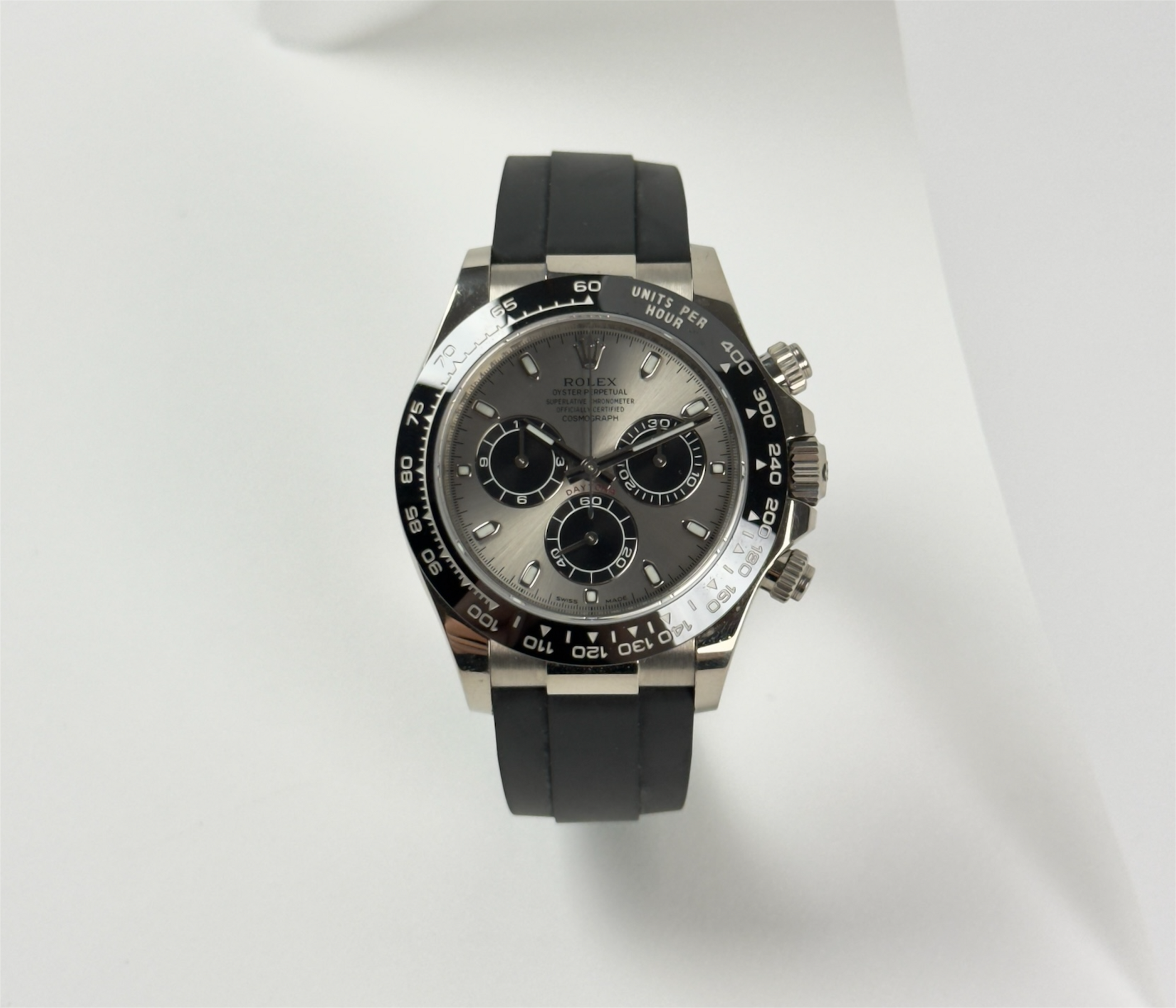 Rolex Daytona 116519LN "Ghost" (2017) på Oysterflex-rem. Uret er i god stand med alm. brugsspor. Kommer som fuldt sæt: Bokse, omslag, certifikat, manualer samt hangtag og whitetag.