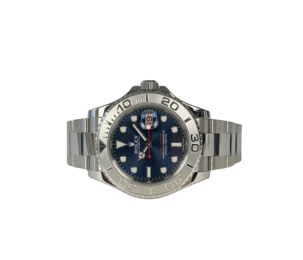Rolex Yacht-Master 116622 (2010) i stål med drejekrans i platin. Uret kommer på en Oysterlænke i stål med flot blå skive. Det fremstår i god stand med alm. brugsspor, 8.5/10. Kommer som fuldt sæt: Bokse, certifikat og hangtag.
Uret er en G-serie produceret i 2010, men solgt fra forhandler i 2012.