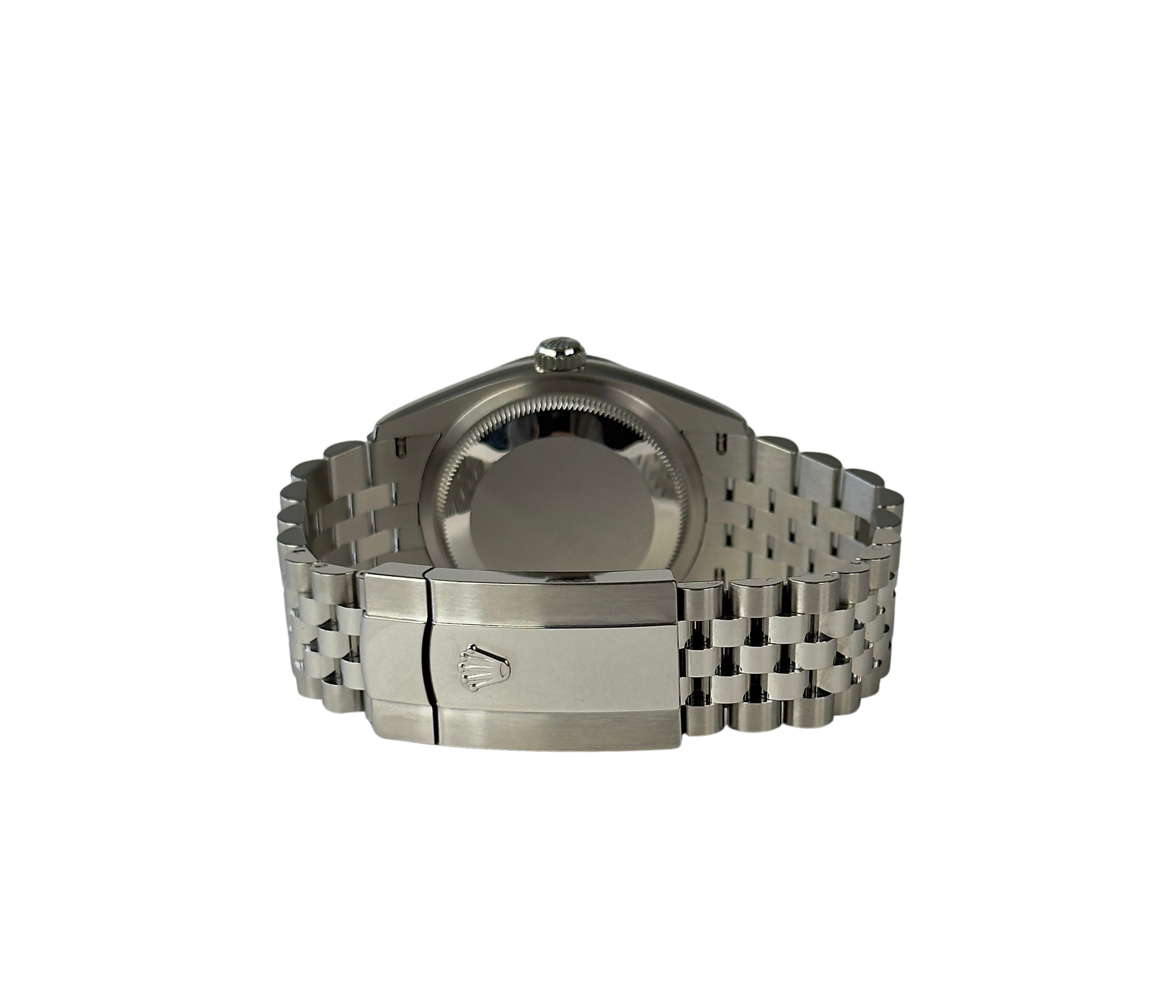 Rolex Datejust 126234 (2021) med en flot blå sunburst skive med diamanter. Kommer med hvidguldslynette og Jubileelænke.
Kommer som fuldt: Bokse, certifikat, manualer, hangtag, whitetag og tre ekstra led.