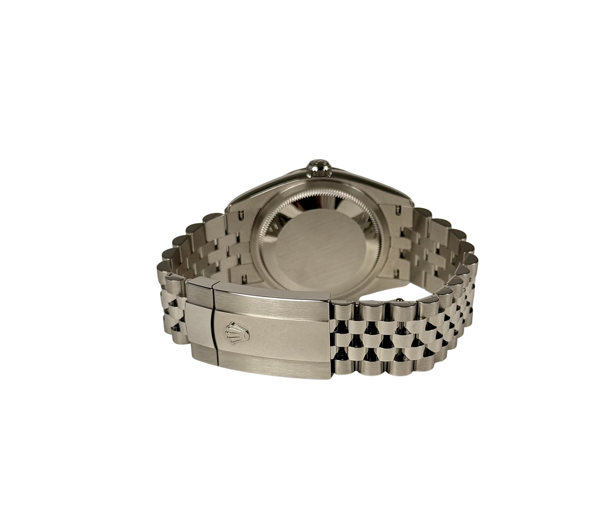 Rolex Datejust 126234 Mint green (2025) i stål på Jubilee-lænke med riflet krans i 18kt. hvidguld og grøn skive. Uret fremstår i nær ny stand med få håndteringsspor, 9.9/10. Kommer som fuldt sæt: Bokse (den nye), certifikat, manualer, kortholder, hangtag, whitetag og købskvittering fra dansk AD.