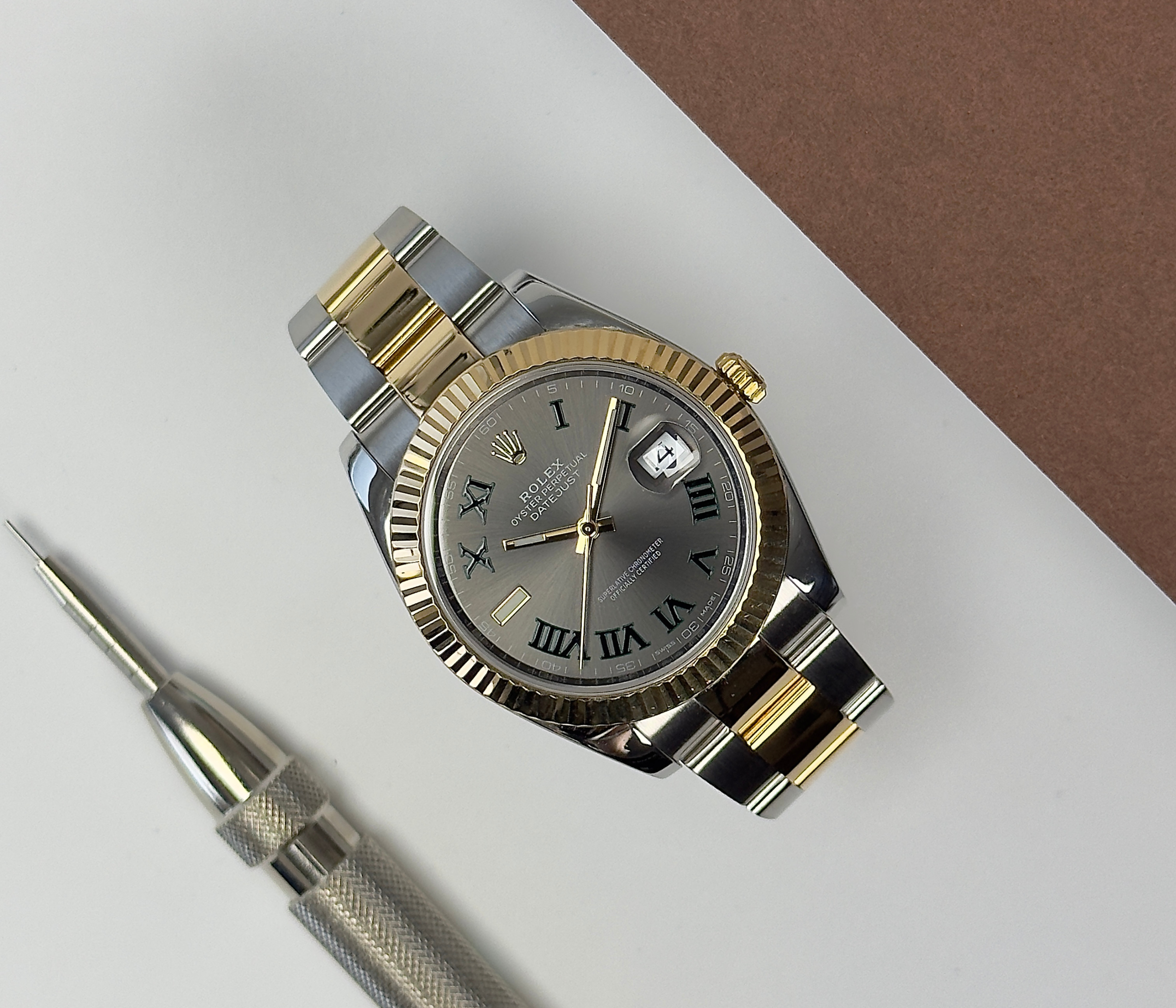 Rolex Datejust 126333 Wimbledon (2010'erne) med riflet krans og Oysterlænke i guld/stål. Uret fremstår i flot stand, 9/10. Kommer med bokse, manualer.