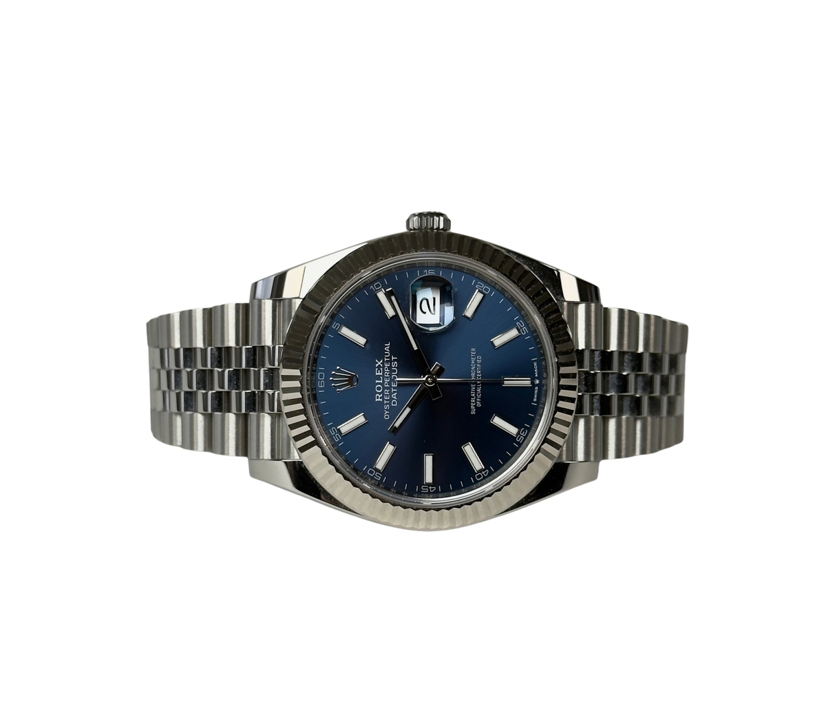 Rolex Datejust 126334 (2026) i stål på Jubilee-lænke med riftet 18kt. hvidguldskrans og eftertragtet blå skive. Uret fremstår i utrolig flot stand med mindre brugsspor, 9.5/10. Kommer som fuldt sæt: Bokse, certifikat, manualer, kortholder, hangtag samt original købskvittering fra dansk AD, maj 2026.
Uret er omfattet af Rolex World Wide Garanti til 2031.