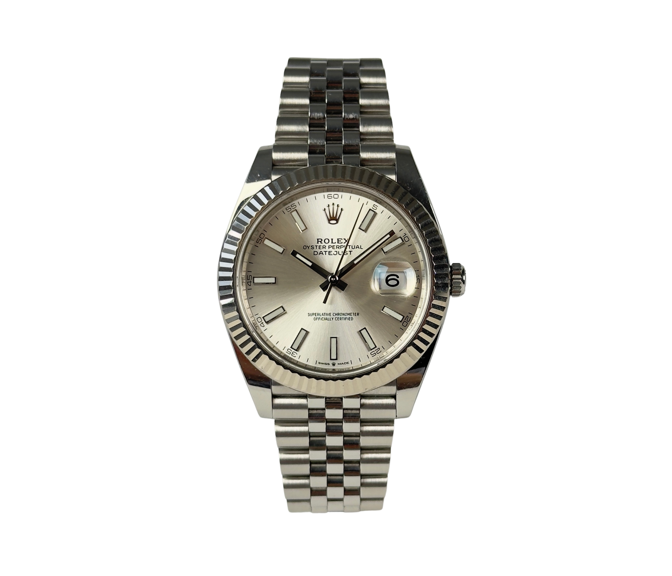 Rolex Datejust 126334 (2021) med sølvskive på Jubilee-lænke og riflet krans. Uret fremstår i alm. stand med brugsspor, som let kan poleres, 8/10. Kommer med boks, certifikat, manual, hangtag og whitetag.