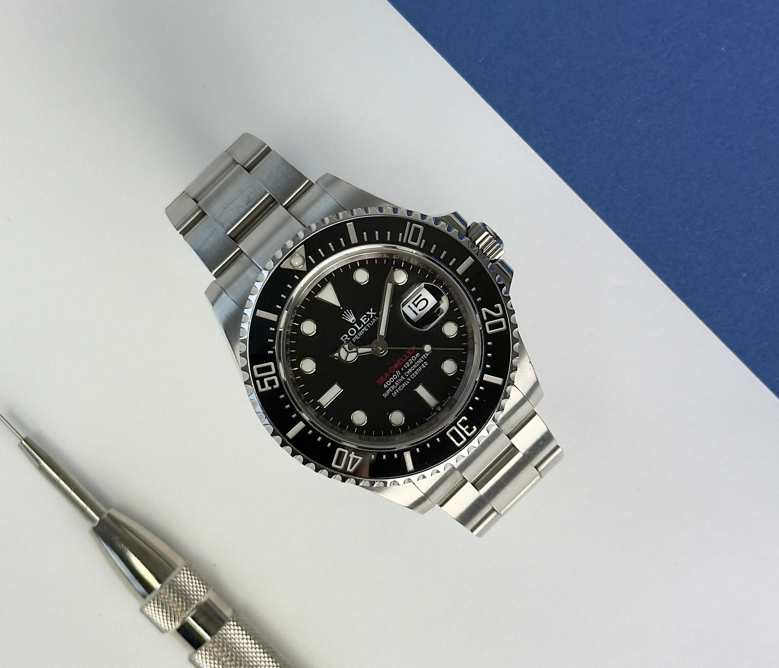 Rolex Sea-Dweller “Single Red” 126600 (2021) i stål. Uret måler 43 mm og markerer 50 års jubilæet for Sea-Dweller modellen.
Det fremgår i alm. stand med brugsspor, 8/10. Kommer som fuldt sæt: Bokse, omslag, certifikat, manualer, hangtag, whitetag og bezelbeskytter.