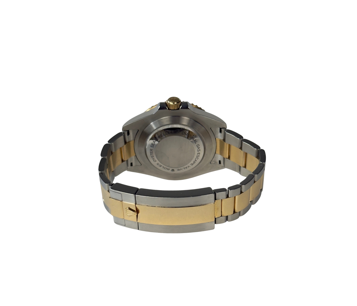 Rolex Sea-Dweller 43 126603 (2019) i guld/stål på Oysterlænke. Uret fremstår i virkelig god stand med få bruggspor, 9.5/10. Uret kommer som fuldt sæt: Bokse, yderboks, certifkat, manualer, kortholder, hangtag, whitetag samt original købskvittering fra dansk AD.