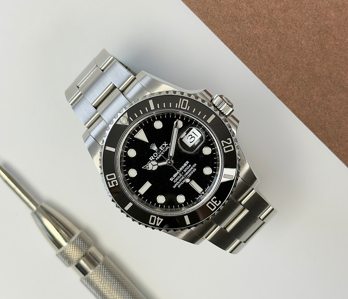 Rolex Submariner 126610LN (2021) i stål med sort skive- og keramisk dykkerkrans. Uret måler 41 mm og er i god stand med mindre brugsspor, 8.5/10. Kommer som fuldt sæt: Bokse, certifikat, manualer, kortholder og hangtag.