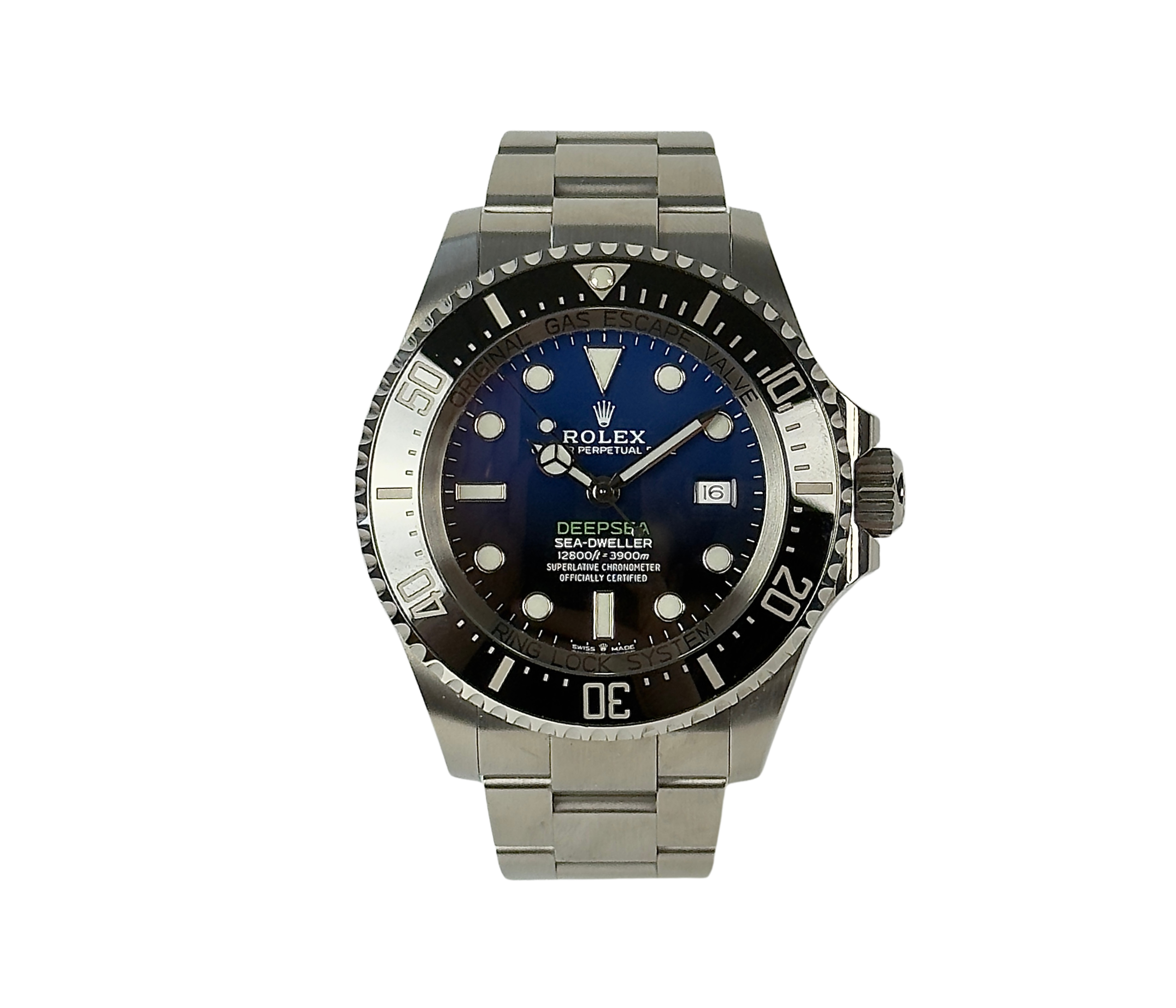 Rolex Sea-Dweller Deepsea 126660 James Cameron (2019) i stål. Det fremstår i mint stand uden brugsspor. Uret måler 44mm og er udstyret med en farvegraduerende blå/sort skive, der symboliserer havets dybde. Uret er vandtæt til imponerende 3900 meter. Kommer som fuldt sæt: Bokse, certifikat, manualer og tag.