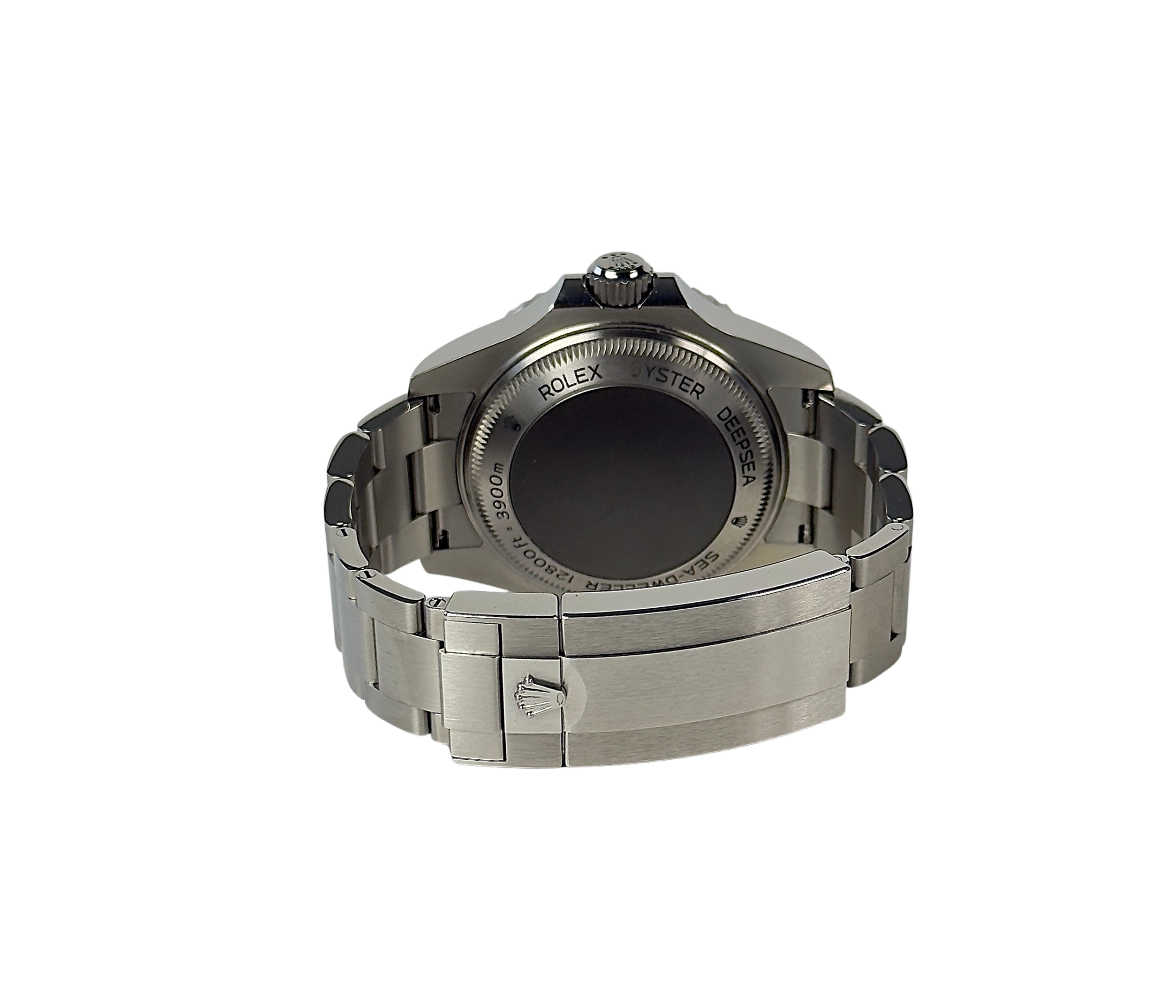 Rolex Sea-Dweller Deepsea 126660 James Cameron (2019) i stål. Det fremstår i mint stand uden brugsspor. Uret måler 44mm og er udstyret med en farvegraduerende blå/sort skive, der symboliserer havets dybde. Uret er vandtæt til imponerende 3900 meter. Kommer som fuldt sæt: Bokse, certifikat, manualer og tag.