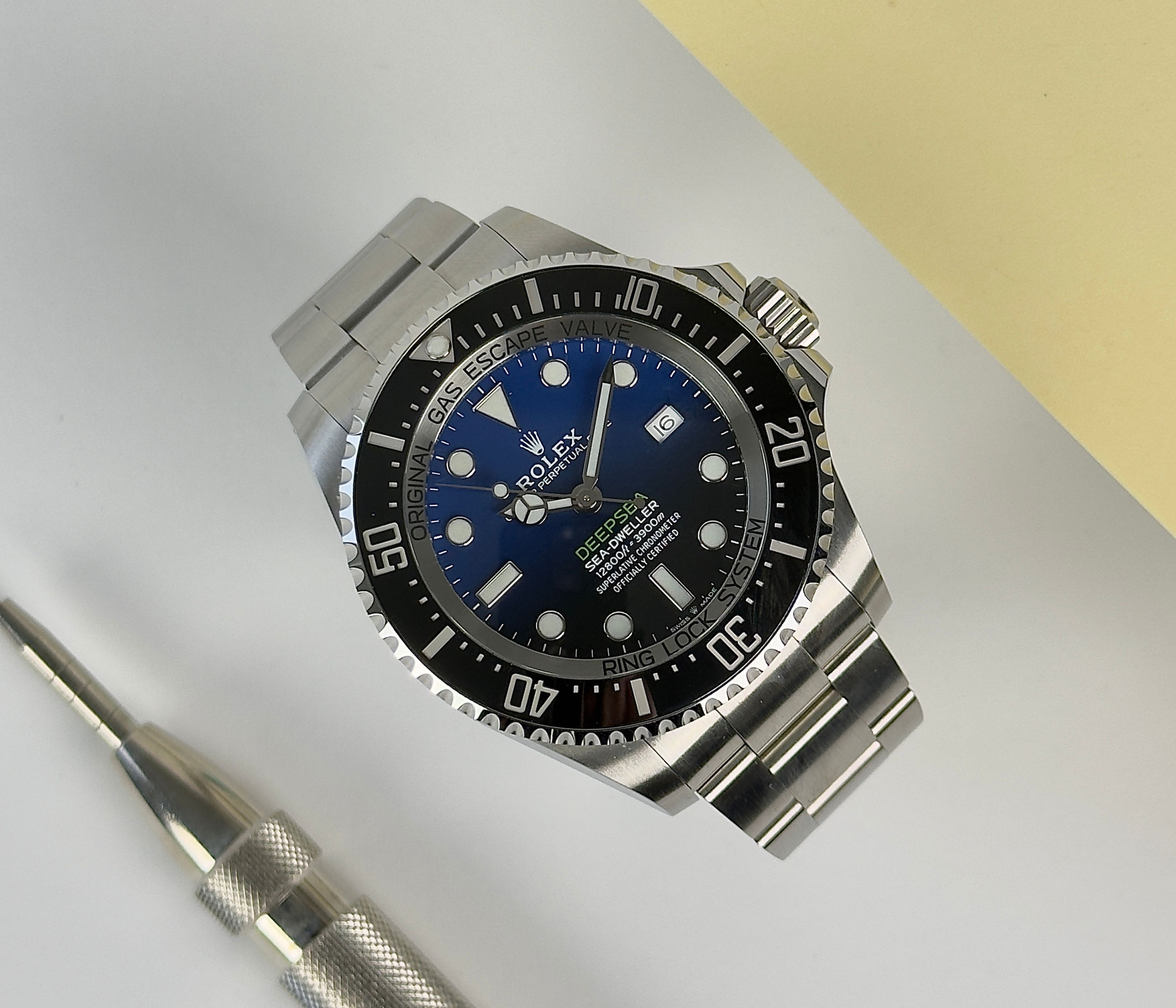 Rolex Sea-Dweller Deepsea 126660 James Cameron (2019) i stål. Det fremstår i mint stand uden brugsspor. Uret måler 44mm og er udstyret med en farvegraduerende blå/sort skive, der symboliserer havets dybde. Uret er vandtæt til imponerende 3900 meter. Kommer som fuldt sæt: Bokse, certifikat, manualer og tag.