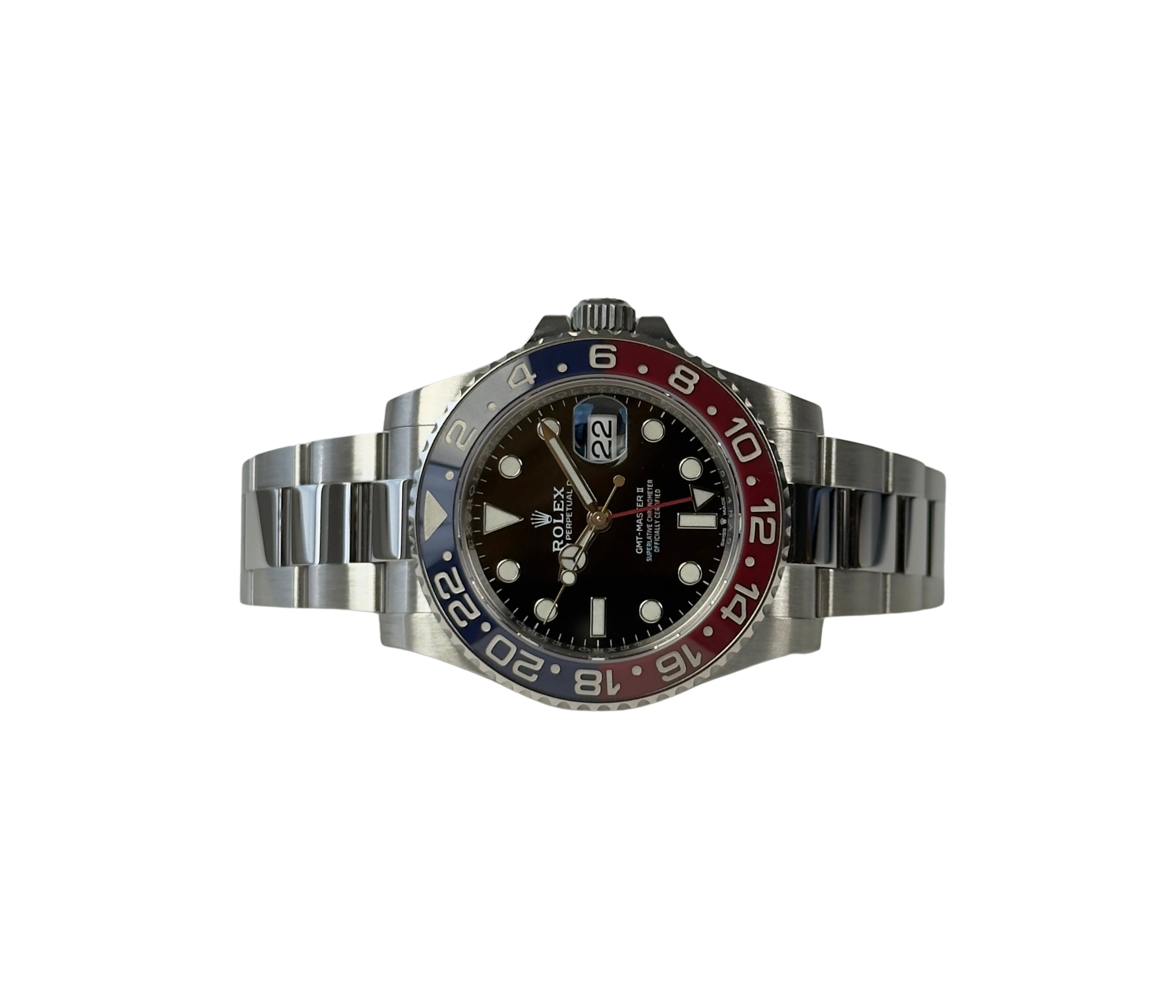Rolex GMT-Master II 126710BLRO "Pepsi" (2022) i stål på Oysterlænke med rød/blå drejekrans. Uret fremstår i flot stand, 9/10. Kommer som fuldt sæt: Bokse, certifikat, manualer, hangtag og ekstra led.
Uret er omfattet af Rolex World Wide Garanti til juni 2027.