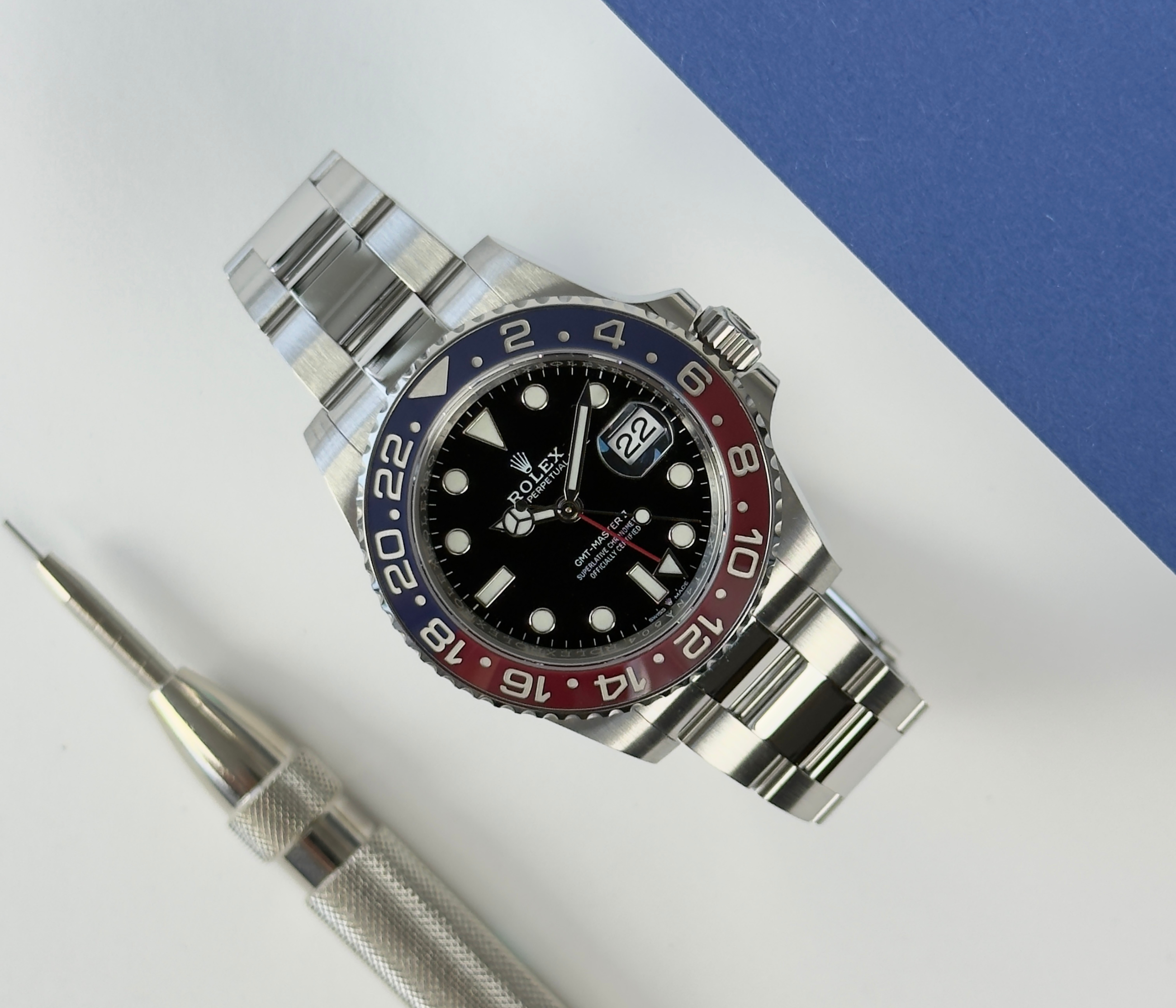 Rolex GMT-Master II 126710BLRO "Pepsi" (2022) i stål på Oysterlænke med rød/blå drejekrans. Uret fremstår i flot stand, 9/10. Kommer som fuldt sæt: Bokse, certifikat, manualer, hangtag og ekstra led.
Uret er omfattet af Rolex World Wide Garanti til juni 2027.