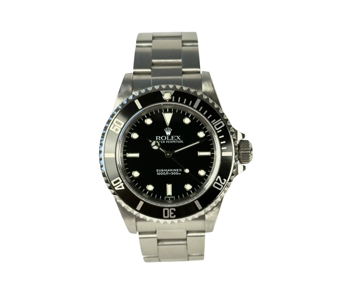 Rolex Submariner 14060 No Date (Swiss Only) solgt i feb. 1999 (U-serie fra 1998). Uret måler 40 mm og er udført i stål med sort skive- og krans. Fremstår i flot og nyserviceret stand. Kommer med cerfitikat, org. købskvittering, servicefaktura, kortholder og Rolex-anker.