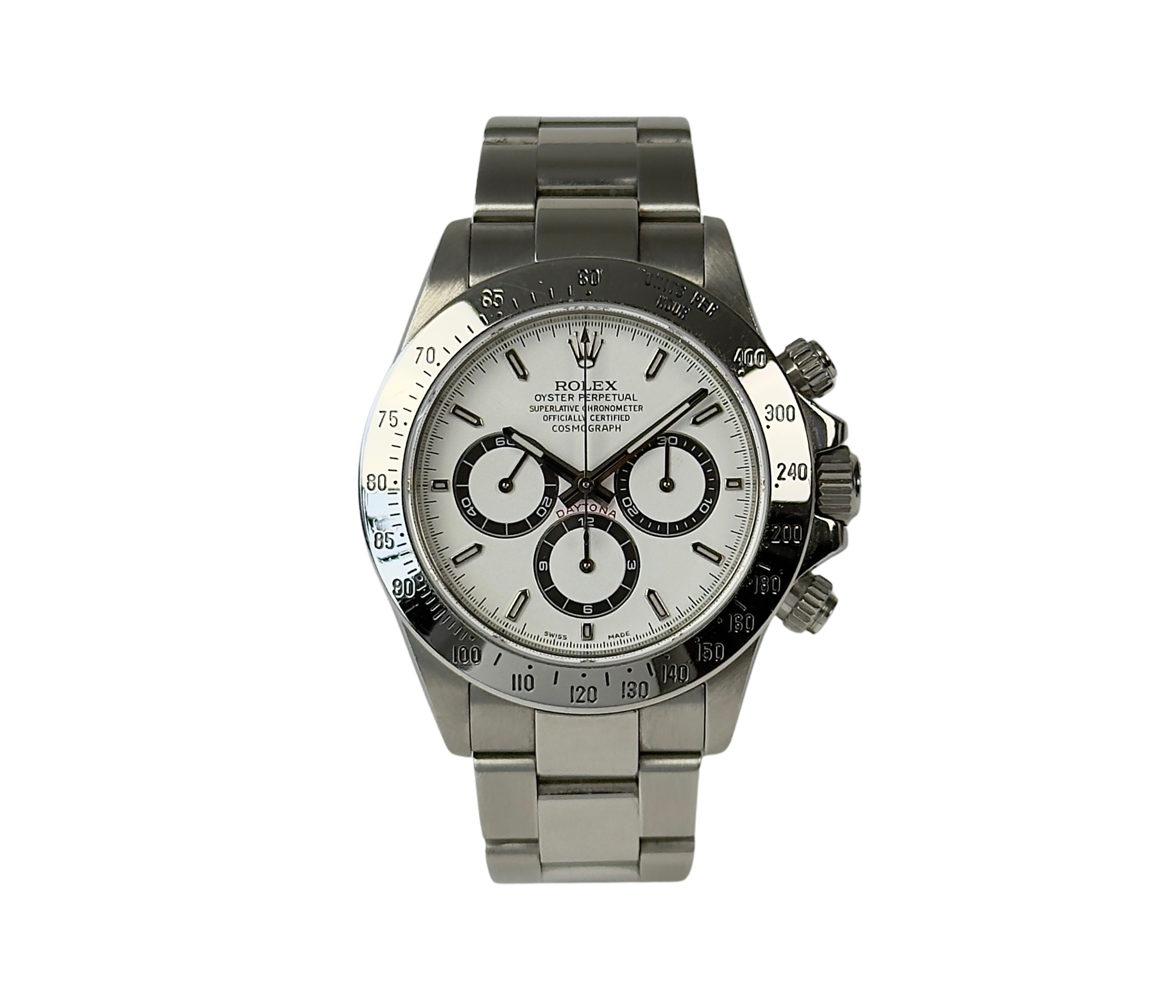 Rolex Daytona 16520 "Zenith" (1999) i stål med hvid skive. Uret fremstår i flot stand med mindre brugsspor, 8.5/10. Kommer med boks, yderboks og certifikat.