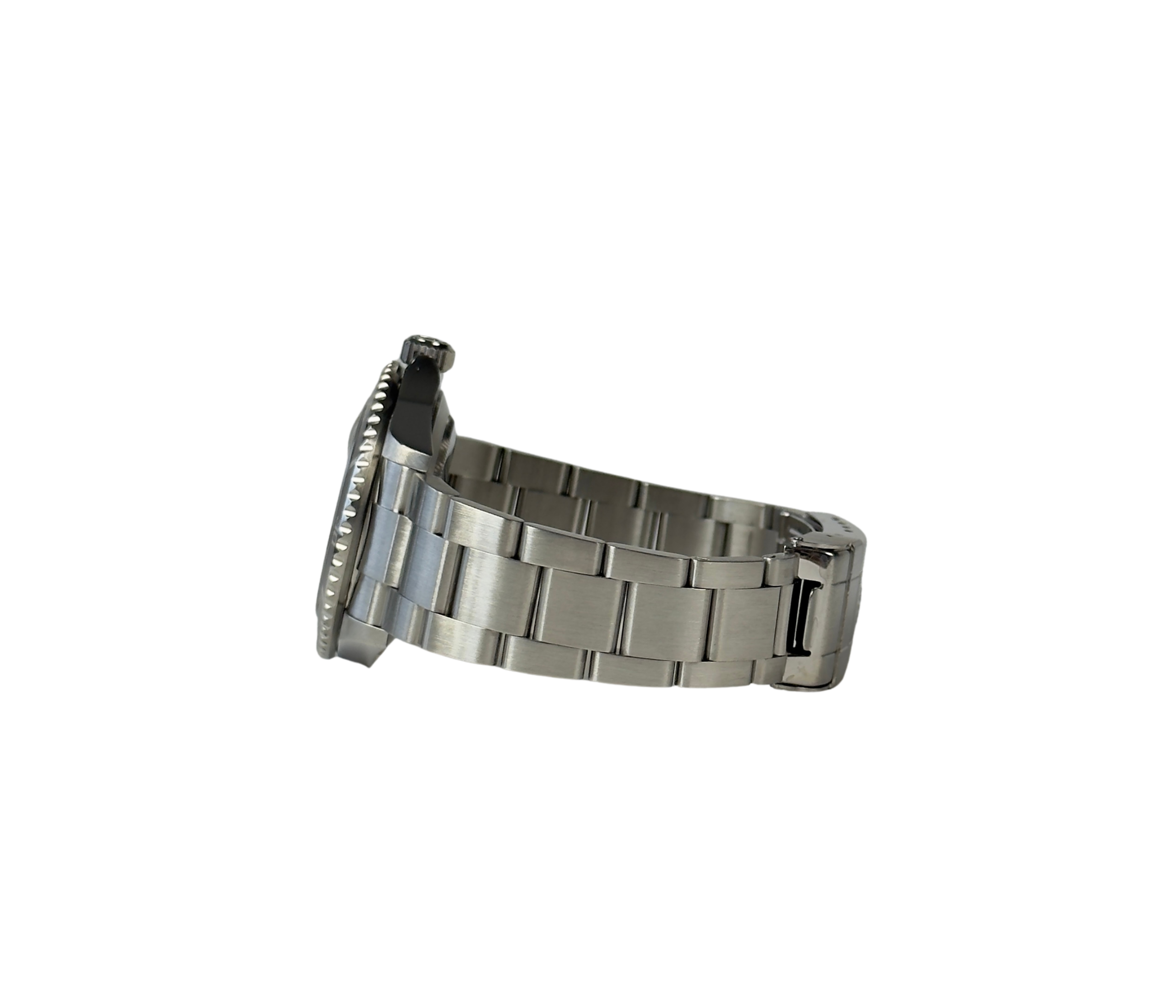 Rolex Submariner 16610 T V-serie (2009) solgt i 2010. Uret fremstår i flot stand, 9/10. Det måler 40 mm og er monteret på en Oysterlænke med sort aluminiumslynette. Kommer med bokse og certifikat.