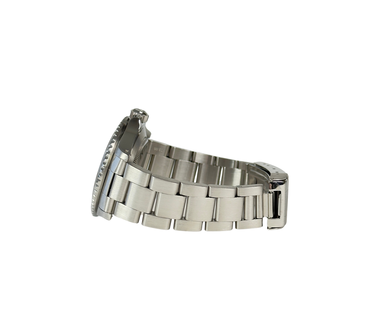 Rolex Submariner 16610 (1991) i stål på Oysterlænke med sort skive- og dykkerkrans. Uret fremstår i flot stand, 8.5/10. Kommer med boks, yderboks og certifikat.
Uret er en X-serie.