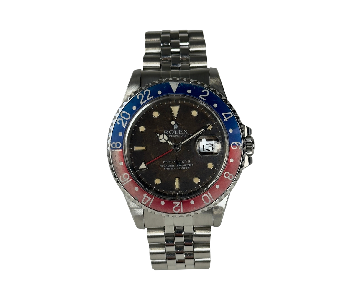 Rolex GMT-Master II 16710 "Pepsi" (1999) i stål på Jubilee-lænke. Uret fremstår i virkelig flot stand med utrolig flot patina af skive og indlæg, 9/10. Jubilee-lænken er nyrestaureret/opstrammet med nye stifter. Kommer med certifikat, manual og servicebevis fra AD.
Serienummer: A50XXXX