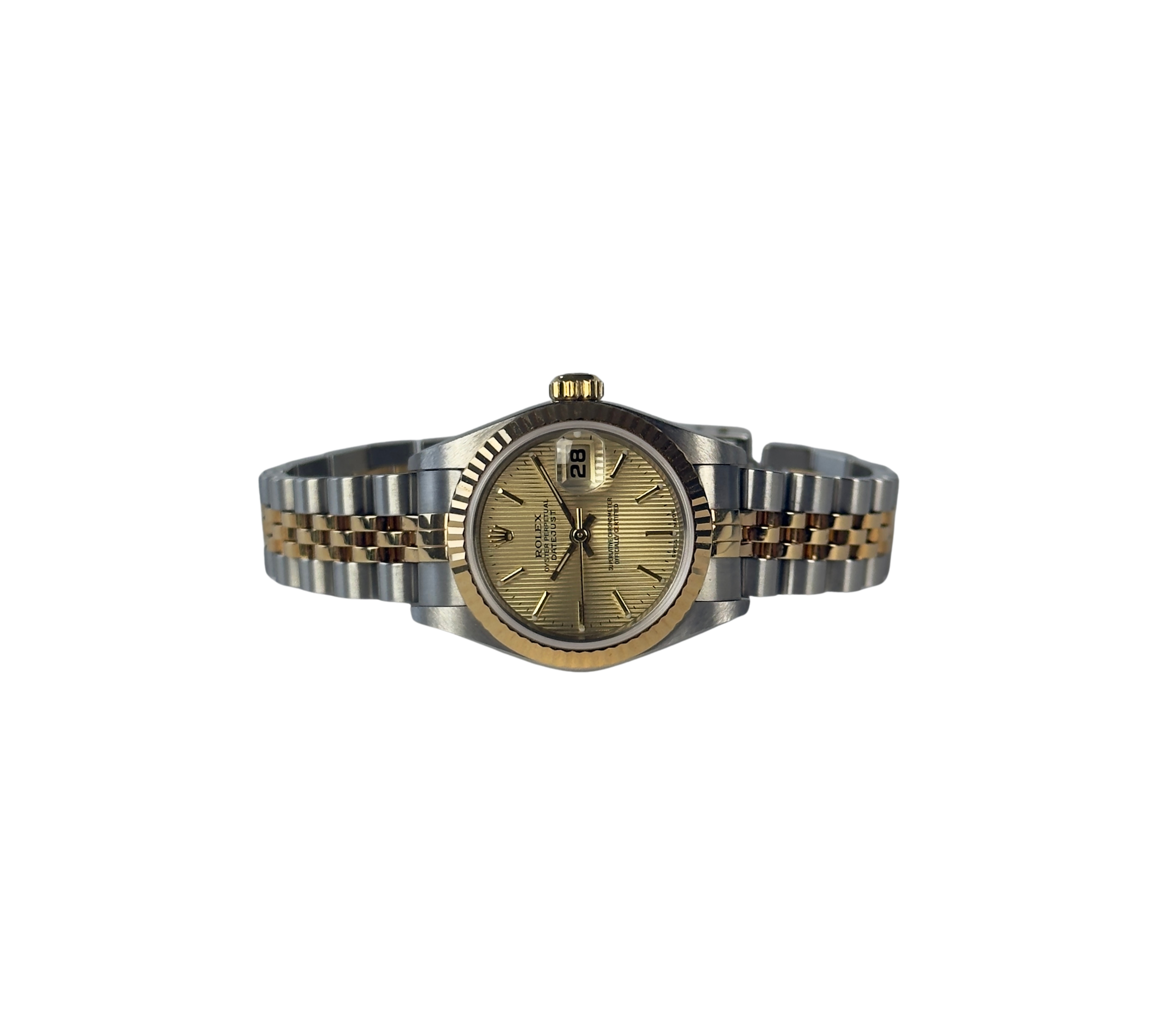 Rolex Datejust 79173 (2002) i guld og stål. Dette klassiske dame Datejust i 26 mm har en champagne Tapestry skive, jubileelænke og safirglas. Lænke uden stræk. Uret fremstår i rigtig flot stand, 9/10. Et utrolig flot og feminint ur, der er den perfekte kombination af ur og smykke.