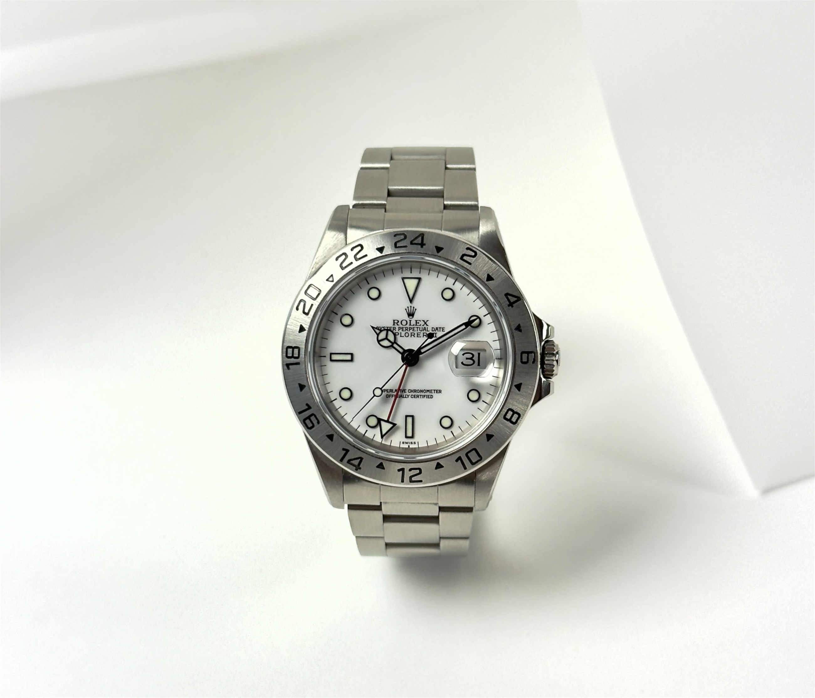 Rolex Explorer II 16570 (1999) med hvid Swiss Only Polar-skive. Uret fremstår i flot stand med nyligt service. Kommer med bokse, certifikat, manualer, servicekort og hangtag.