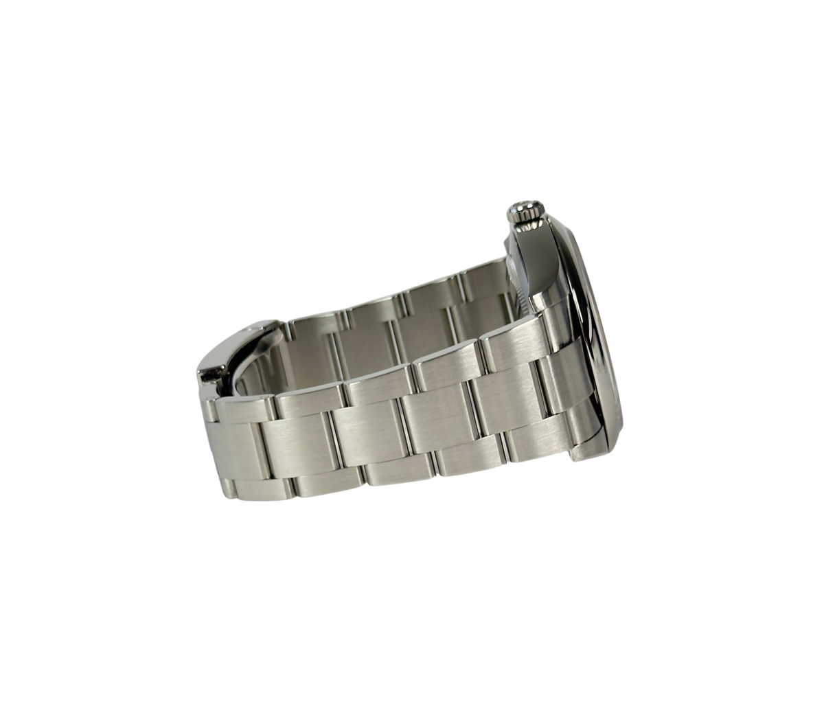 Rolex Oyster Perpetual 124300 (2023) i stål på Oysterlænke med grøn skive. Uret fremstår i rigtig flot stand med mindre bruggspor, 9.5/10. Kommer som fuldt sæt: Bokse, certifikat, manualer, kortholder og hangtag.
Uret er omfattet af Rolex World Wide Garanti til juni 2028.