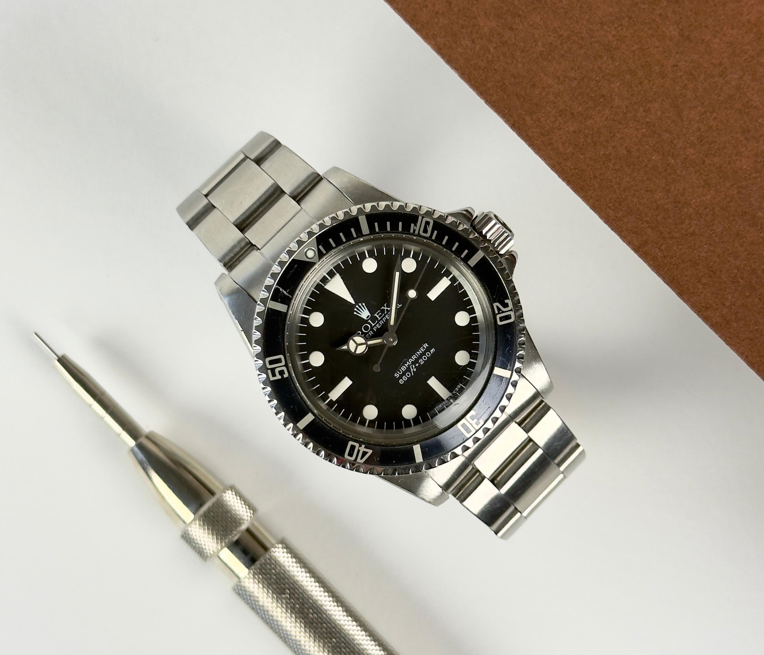 Rolex Submariner 5513 1978 i stål med original mk3 "lollipop"-skive og visere. Uret patina fremstår meget ensartet og subtilt. Kommer med certifikat, original købskvittering, booklet og manualer.
