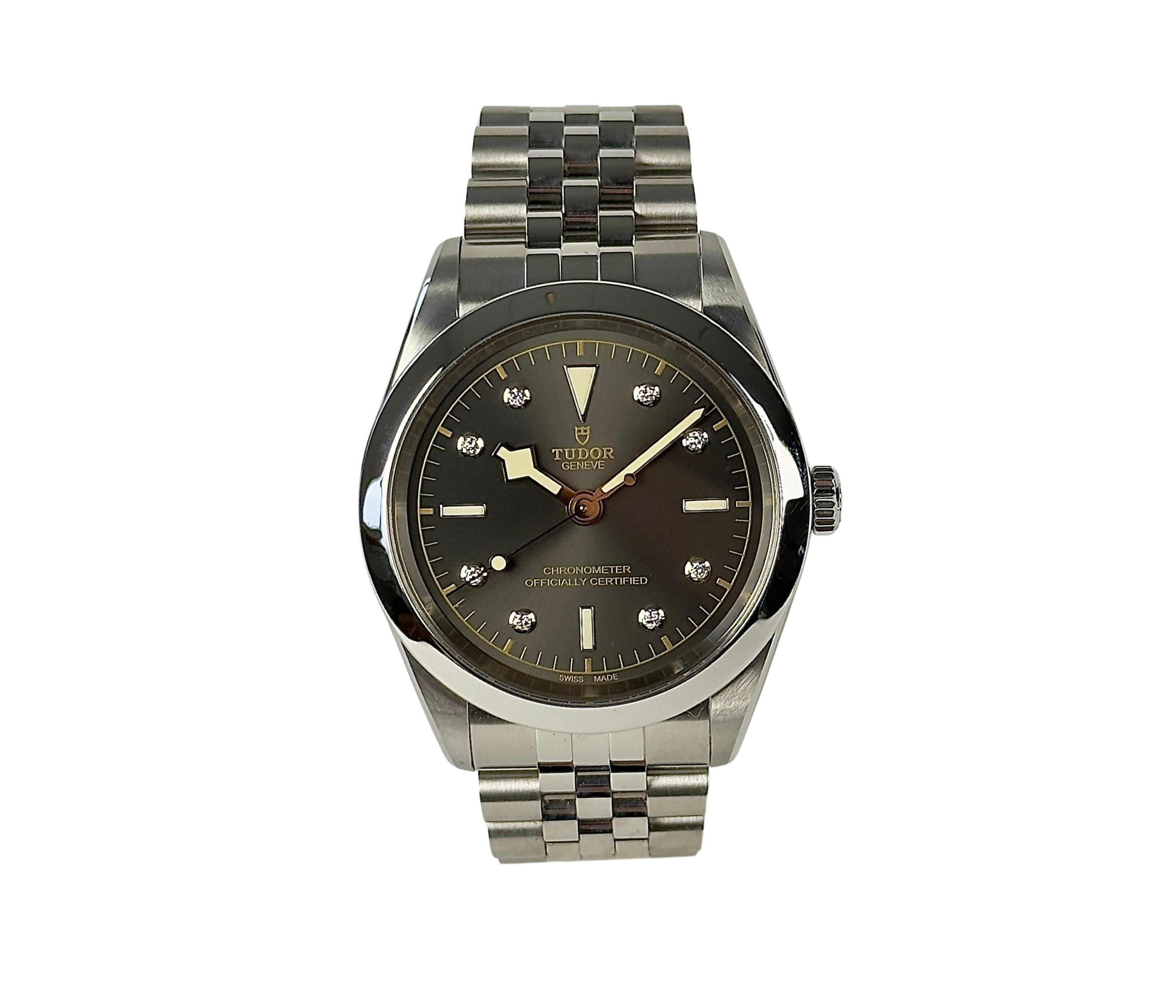 Tudor Black Bay 41 Anthracite diamonds M79680-0004 (2023) i stål med diamantindeks. Uret fremstår i mint stand med minimale håndteringsspor. Kommer som fuldt sæt: Bokse, certifikat, manualer og pouch. Uret er omfattet af Tudor World Wide Garanti til juni 2028.