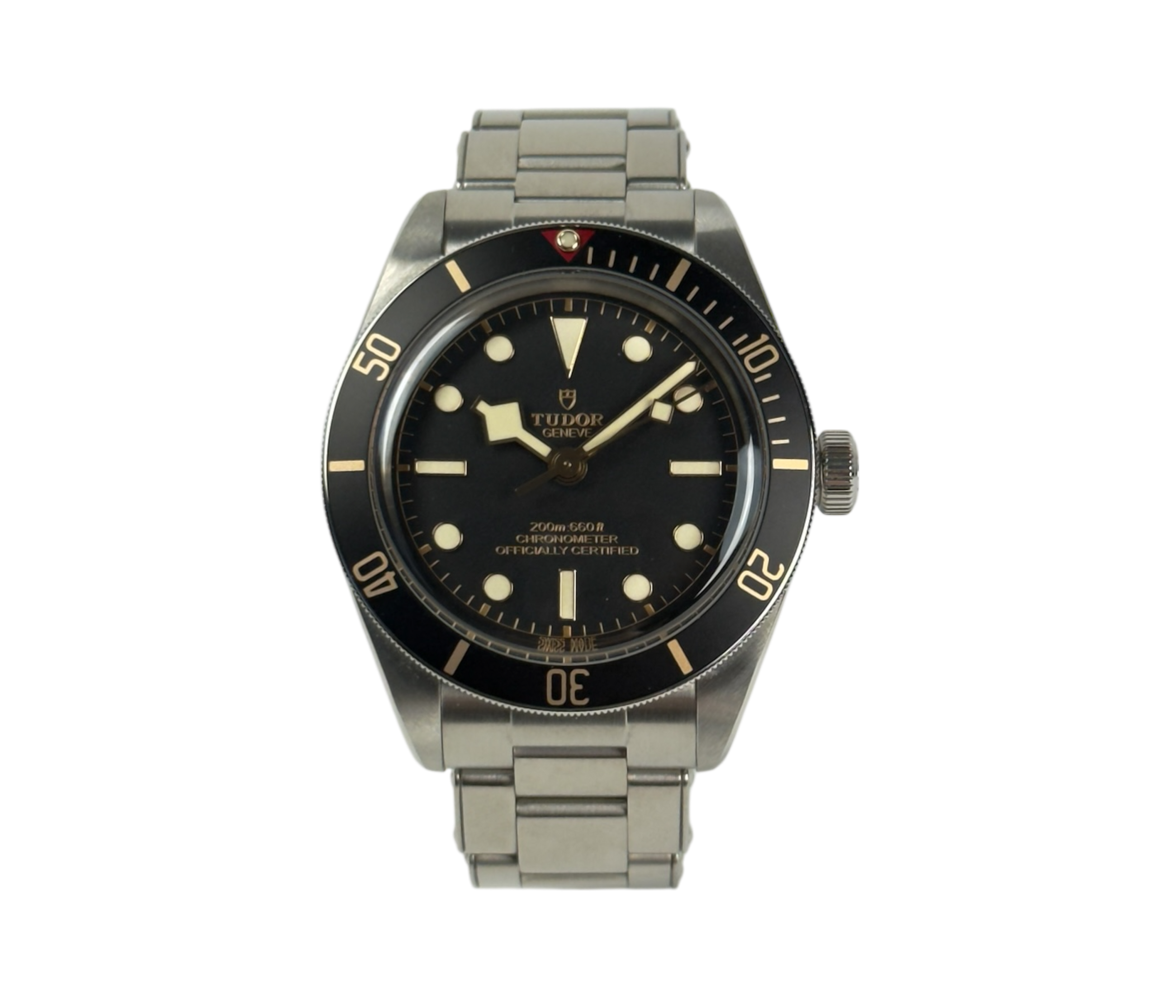 Tudor Black Bay 58 (Okt. 2025) i stål. Uret måler 39 mm og kommer på en stållænke samt original natorem. Fremstår i mint stand uden brugsspor. Kommer som fuldt sæt: Bokse, certifikat mv.