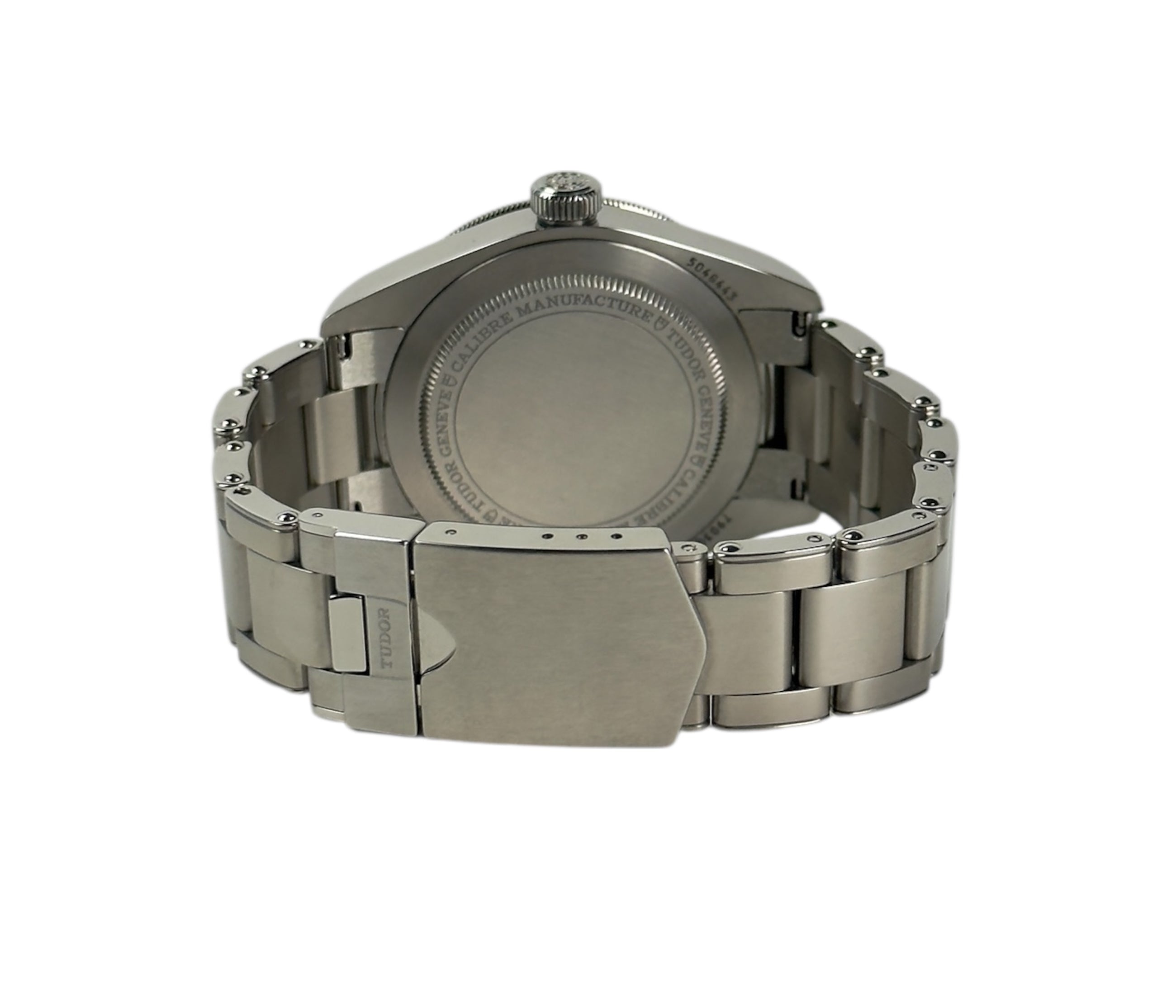 Tudor Black Bay 58 (Okt. 2025) i stål. Uret måler 39 mm og kommer på en stållænke samt original natorem. Fremstår i mint stand uden brugsspor. Kommer som fuldt sæt: Bokse, certifikat mv.