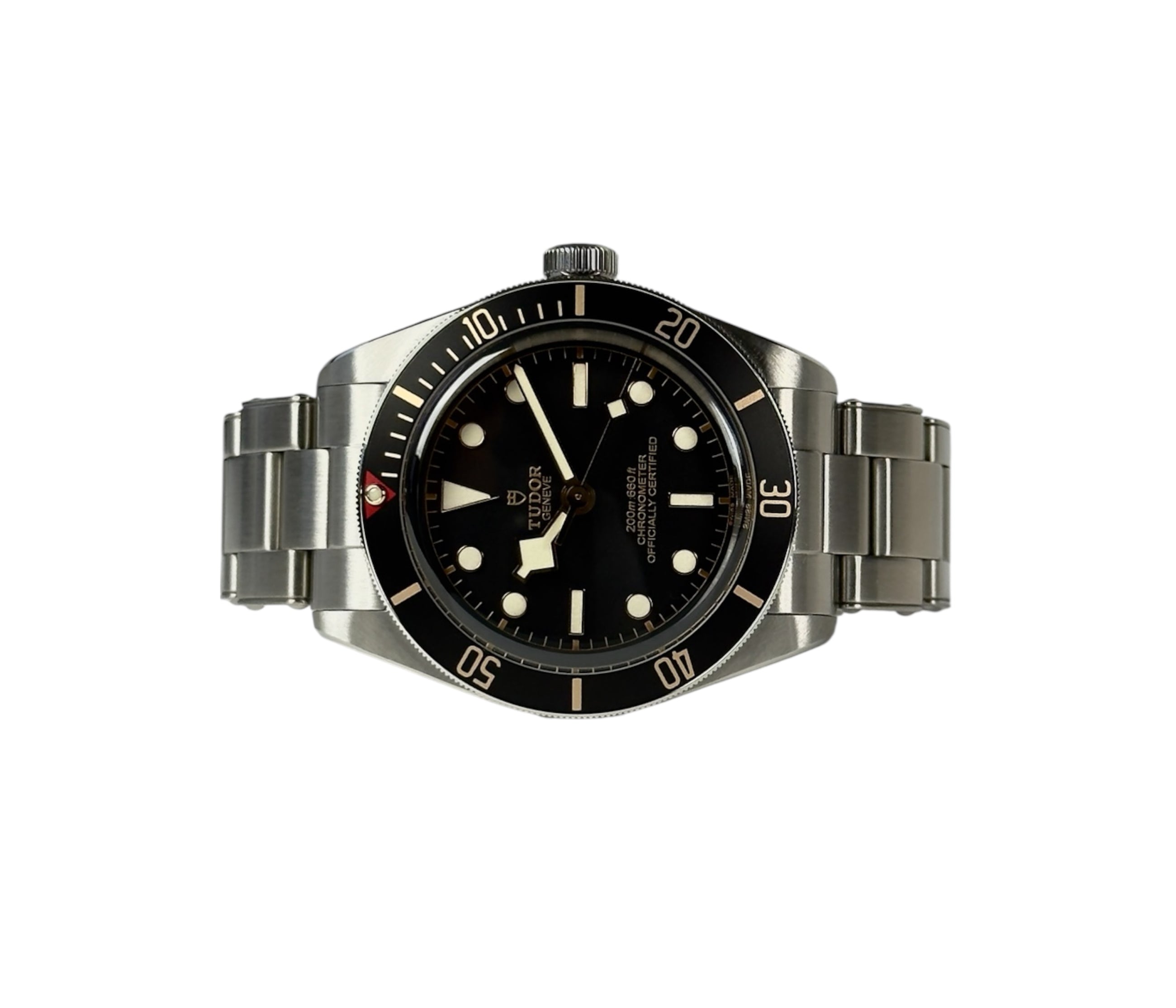 Tudor Black Bay 58 (Okt. 2025) i stål. Uret måler 39 mm og kommer på en stållænke samt original natorem. Fremstår i mint stand uden brugsspor. Kommer som fuldt sæt: Bokse, certifikat mv.